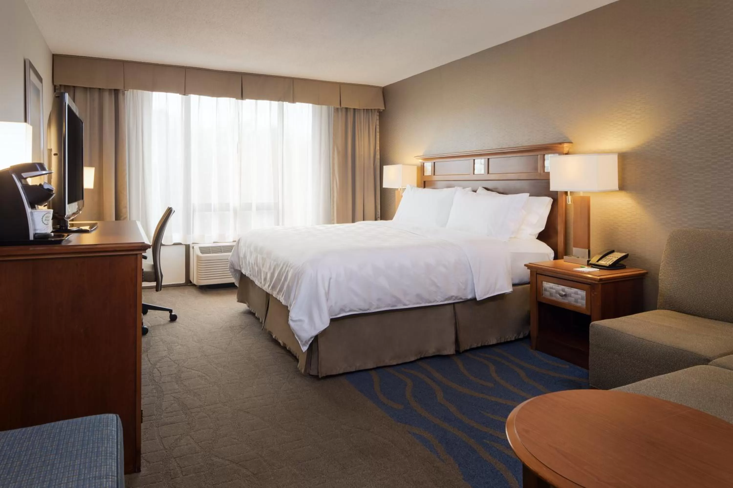 King Room - Hearing Accessible - Roll-in Shower in Holiday Inn Columbia East-Jessup by IHG