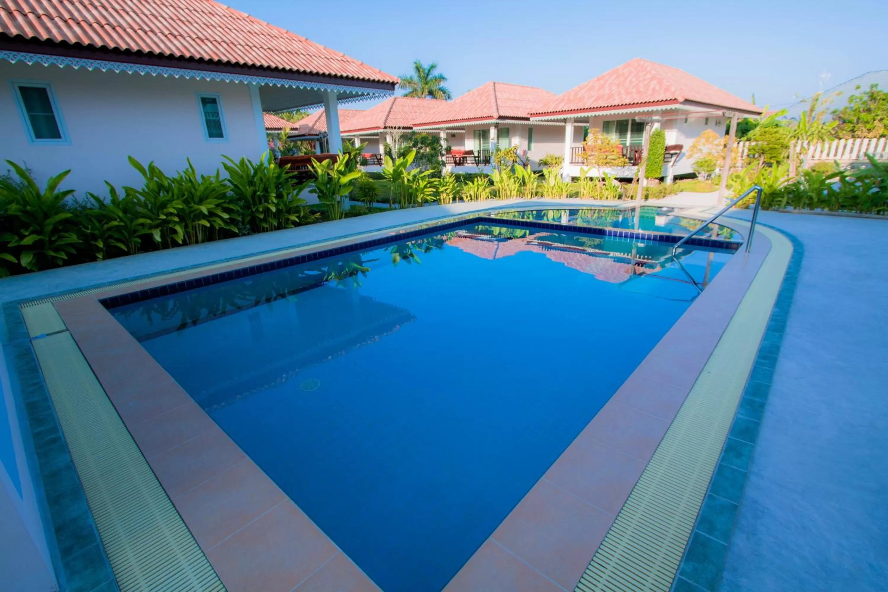 Swimming pool in Baan Opun Garden Resort