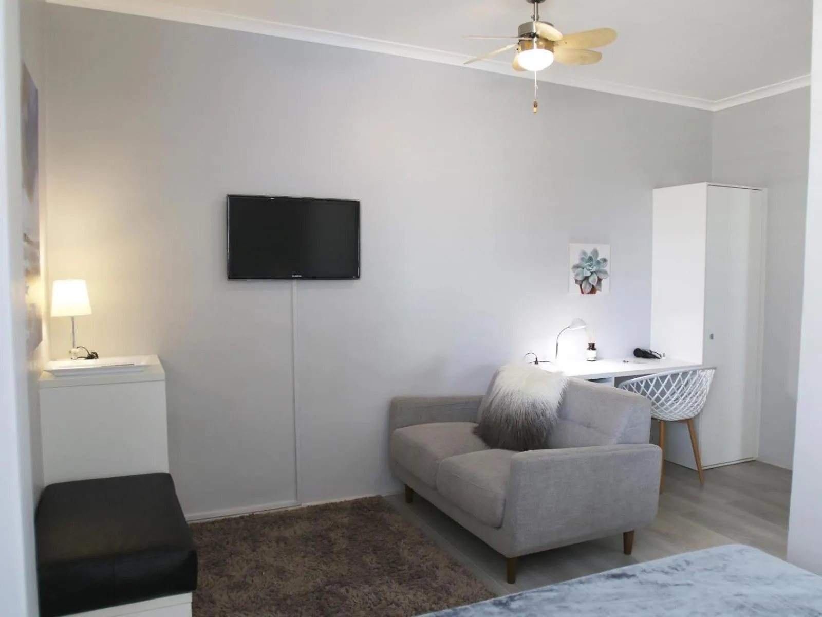 TV and multimedia in Dolphin Inn Guesthouse