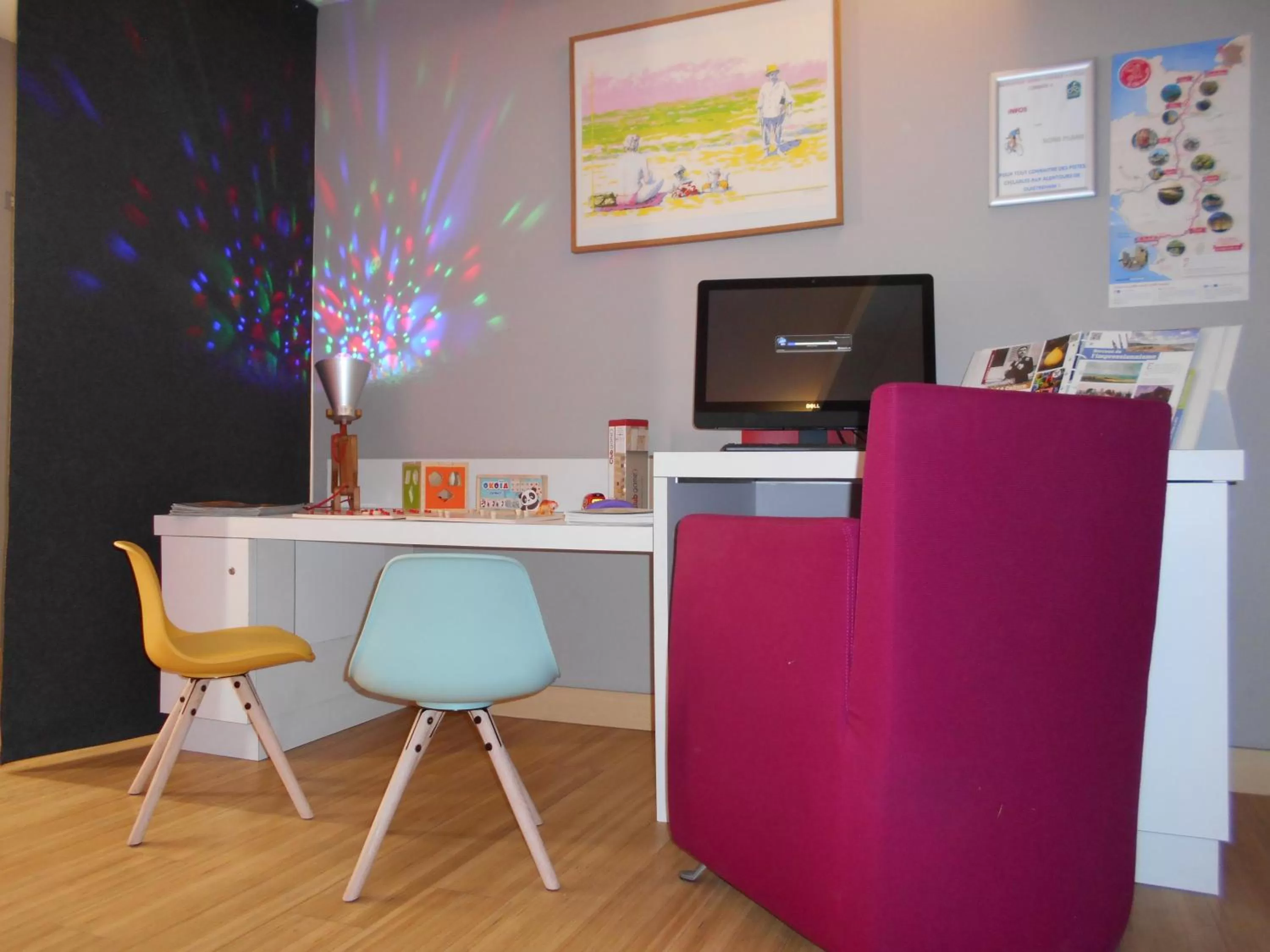 Lobby or reception in ibis Styles Ouistreham