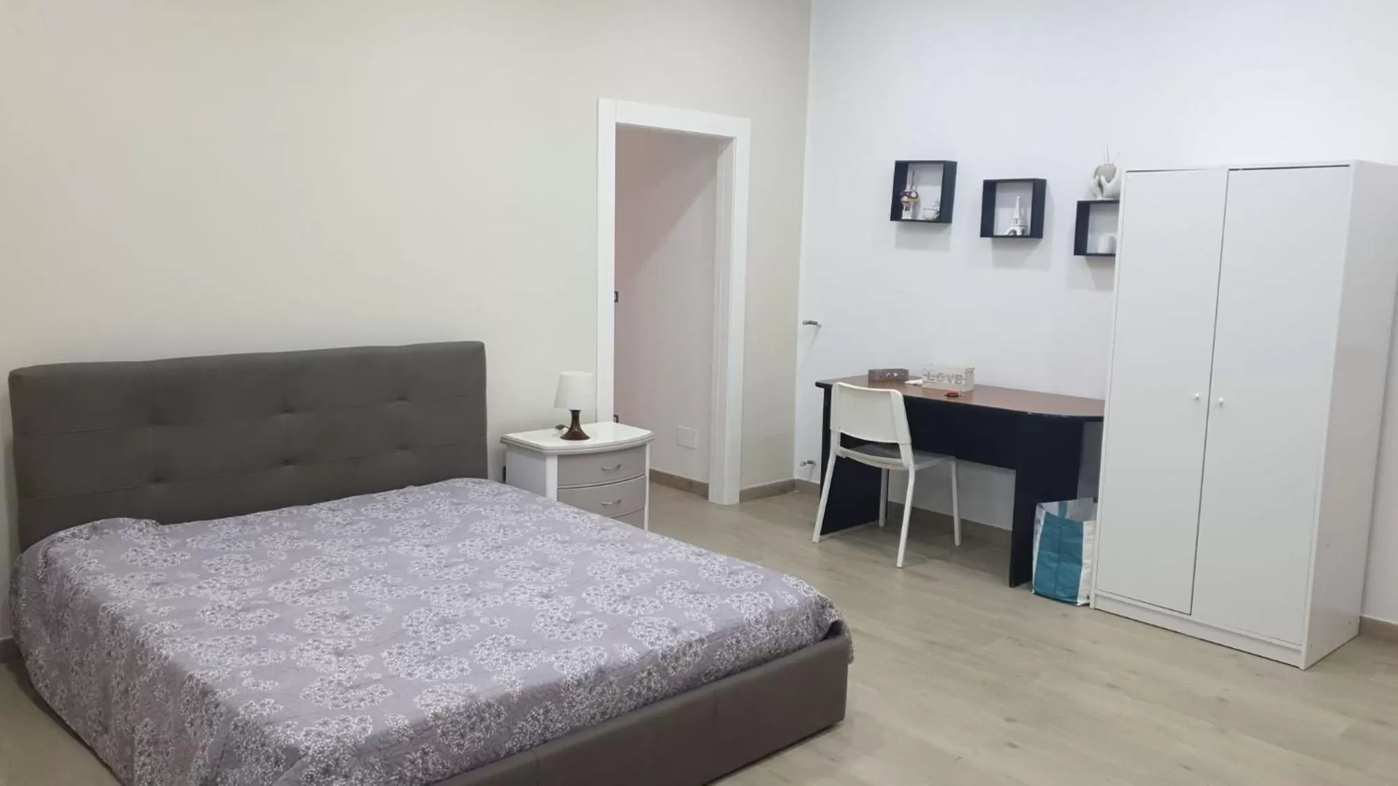 Bedroom in La Rosa del Vesuvio