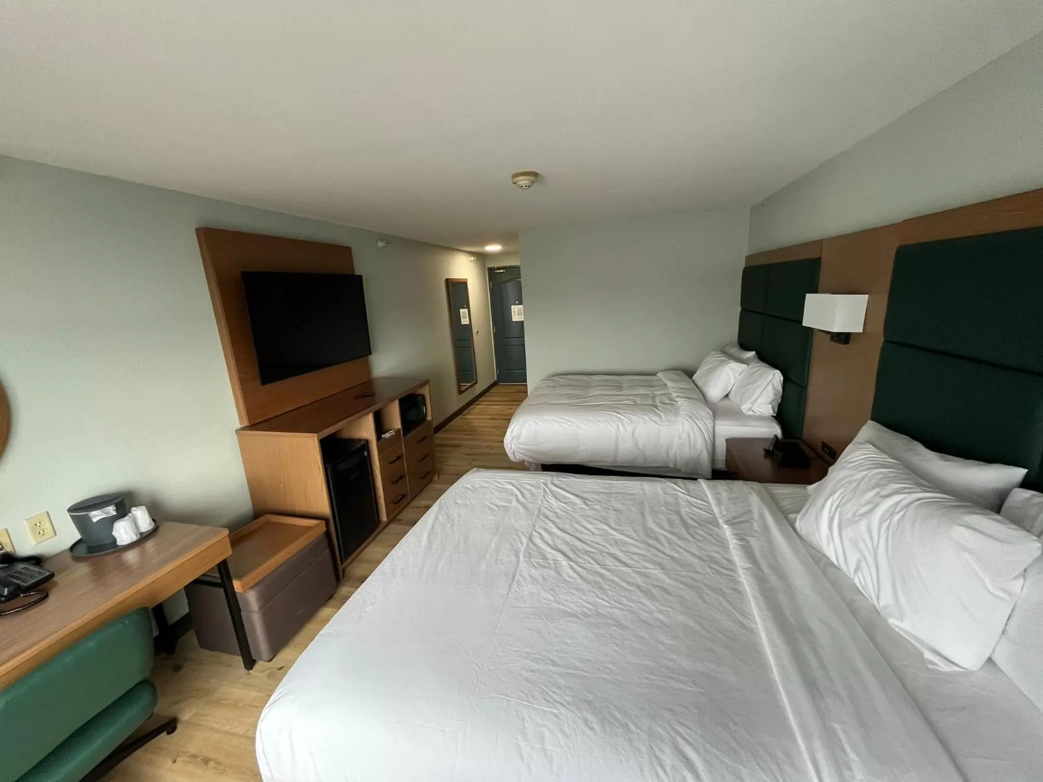 Photo of the whole room, Bed in Wingate By Wyndham Mansfield Ontario