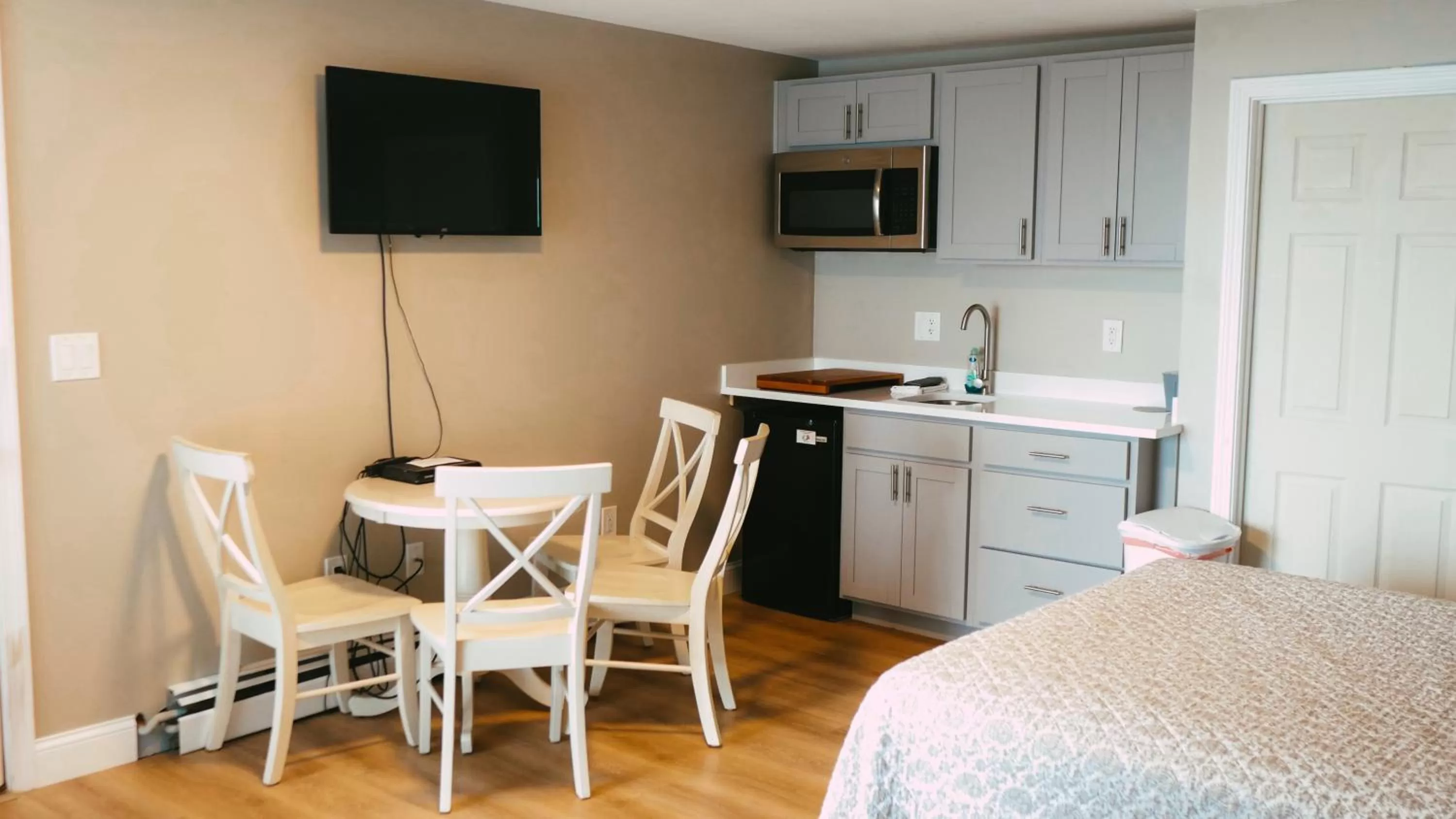 TV/Entertainment Center in The Atlantic Motel