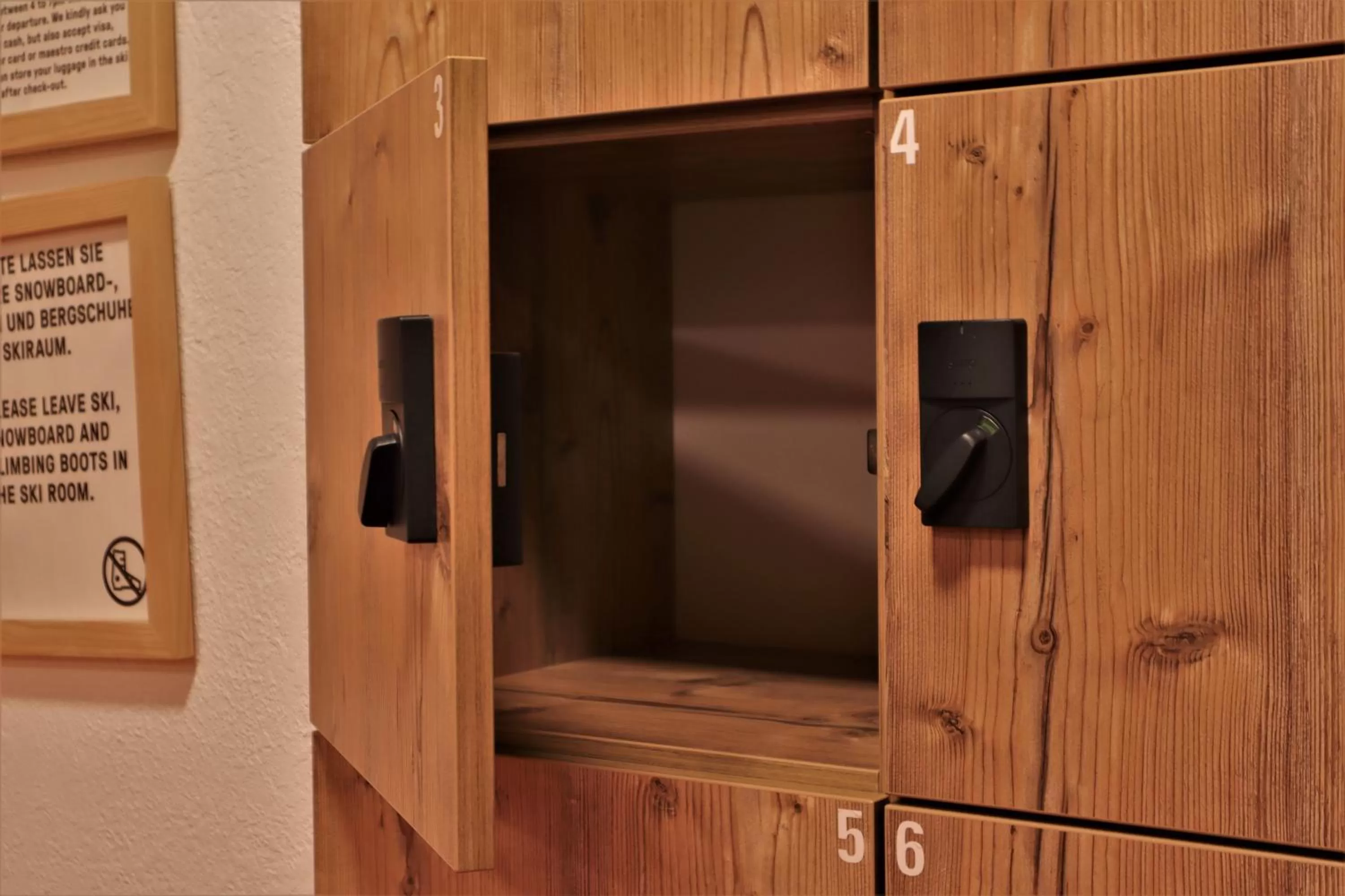locker in Hotel Bahnhof