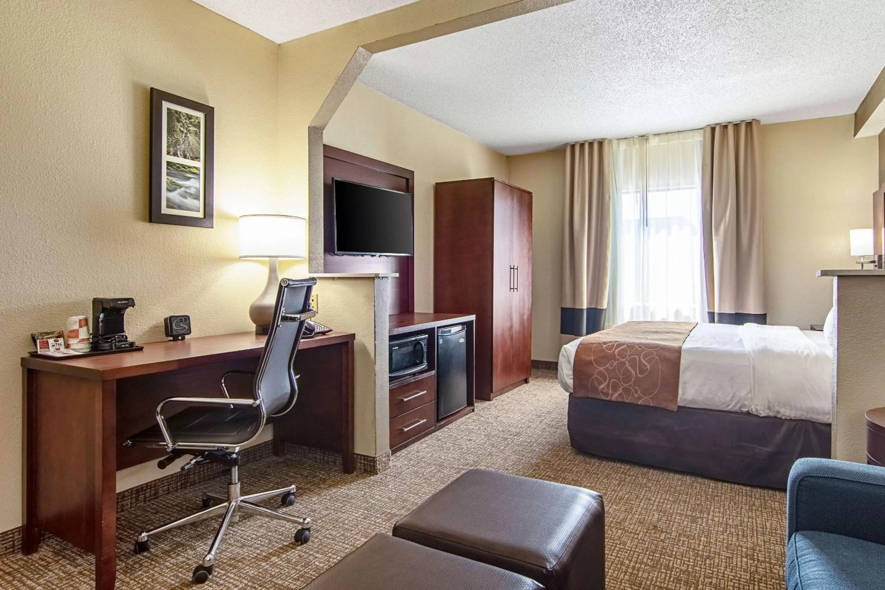Photo of the whole room, Bed in Comfort Suites Knoxville Airport
