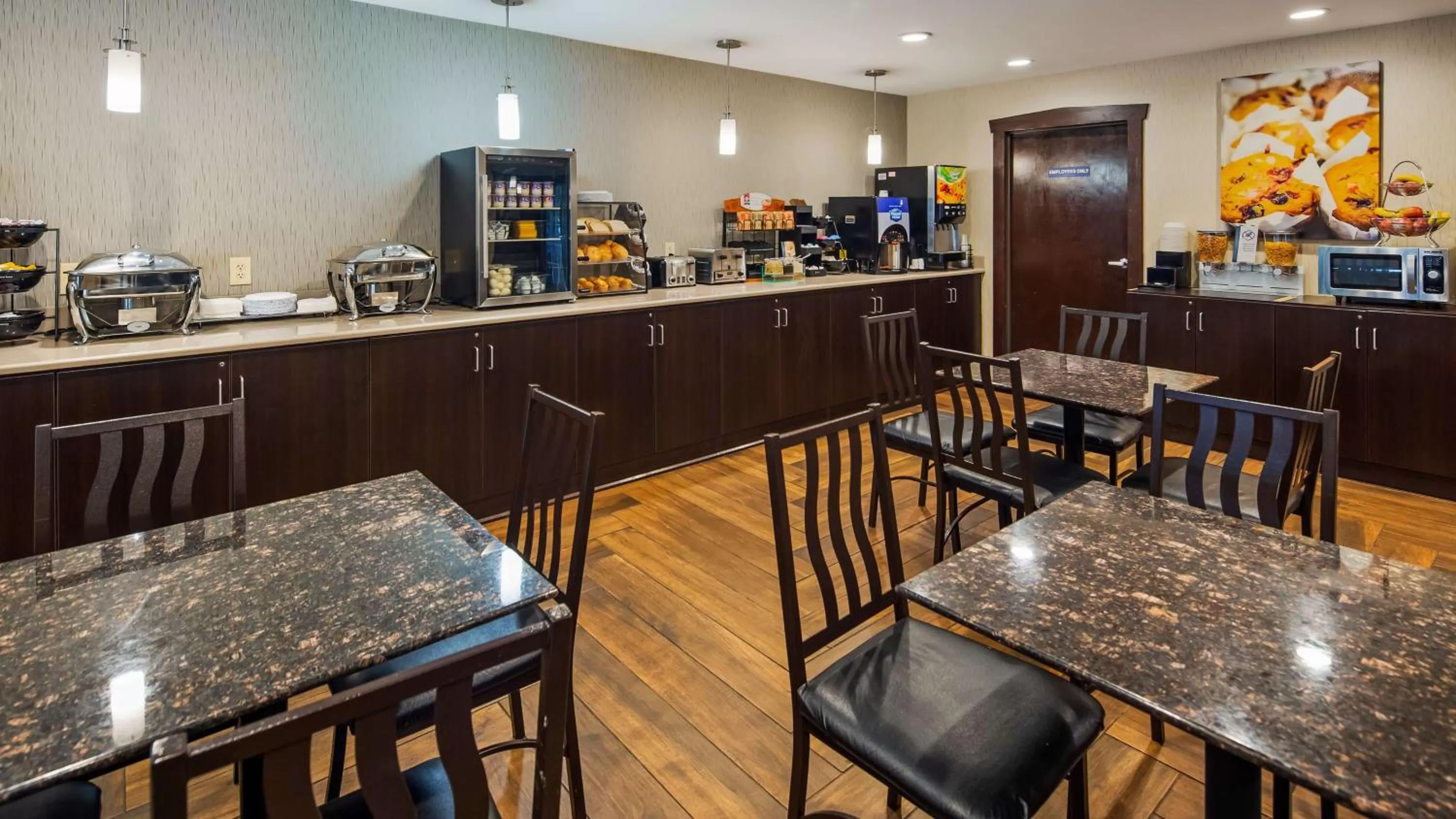 Breakfast in Best Western Crown Inn & Suites - Batavia