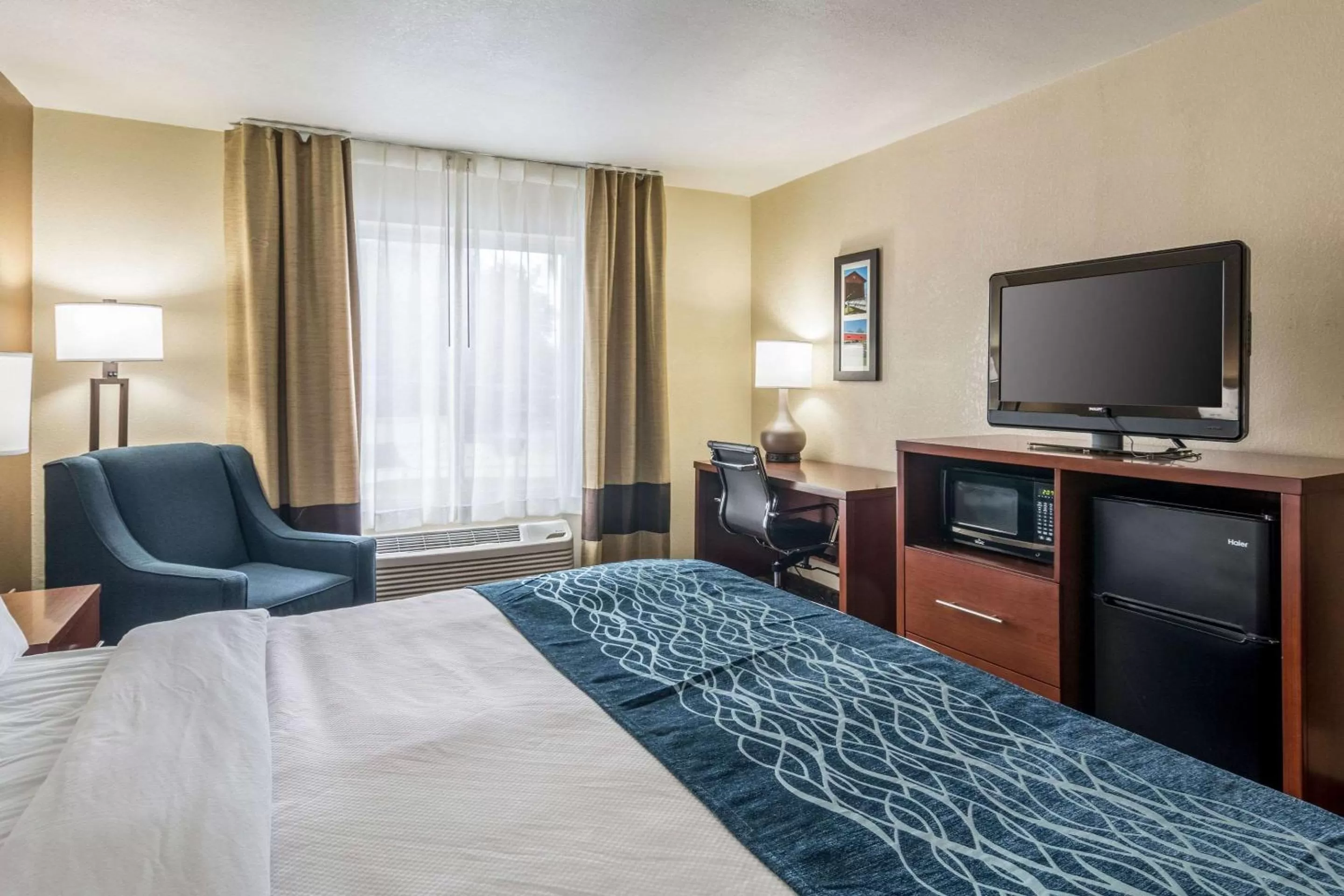 Photo of the whole room, Bed in Comfort Inn & Suites - Hannibal