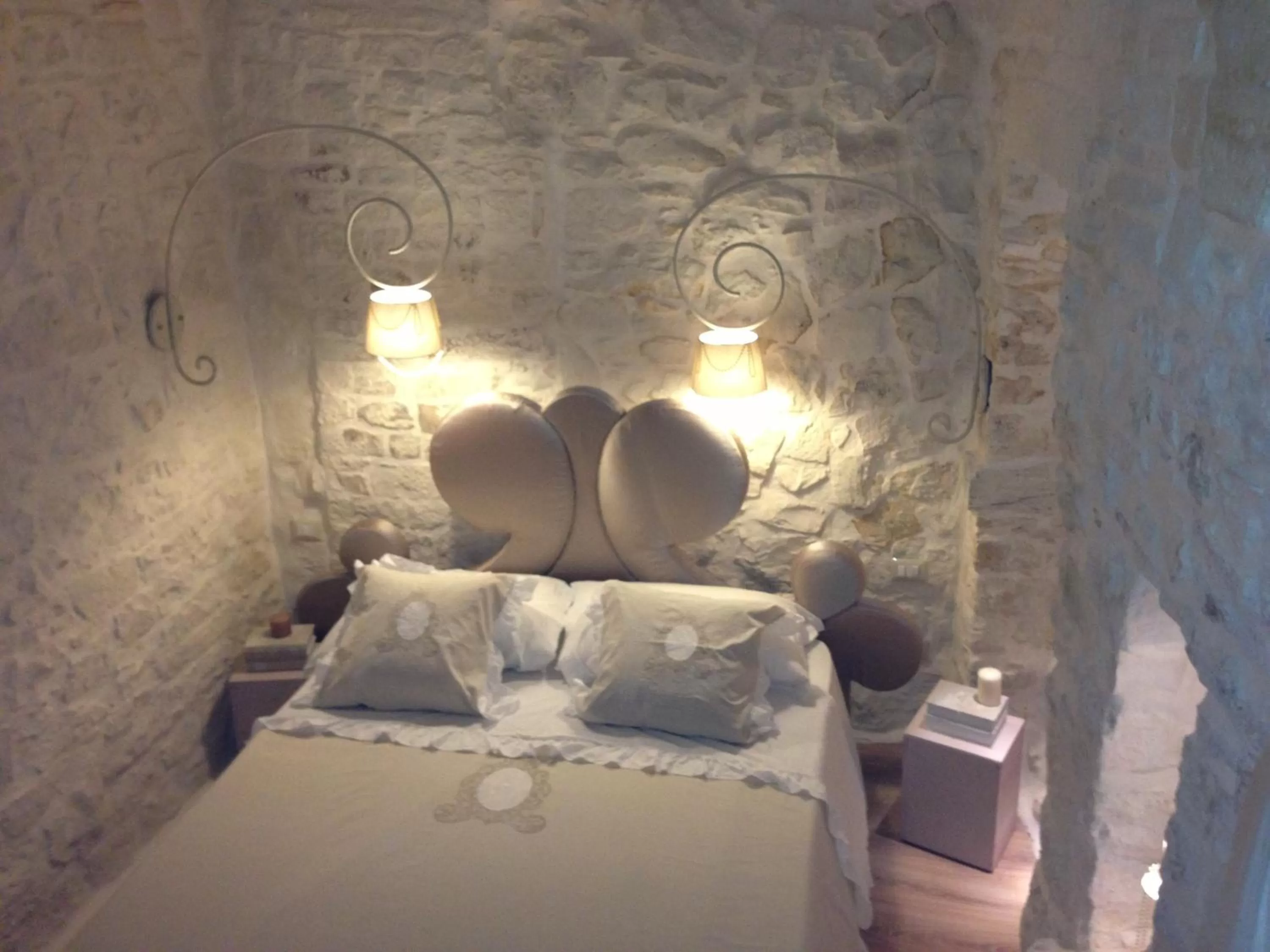 Decorative detail, Bed in Albergo Diffuso Dimora Rossi B&B