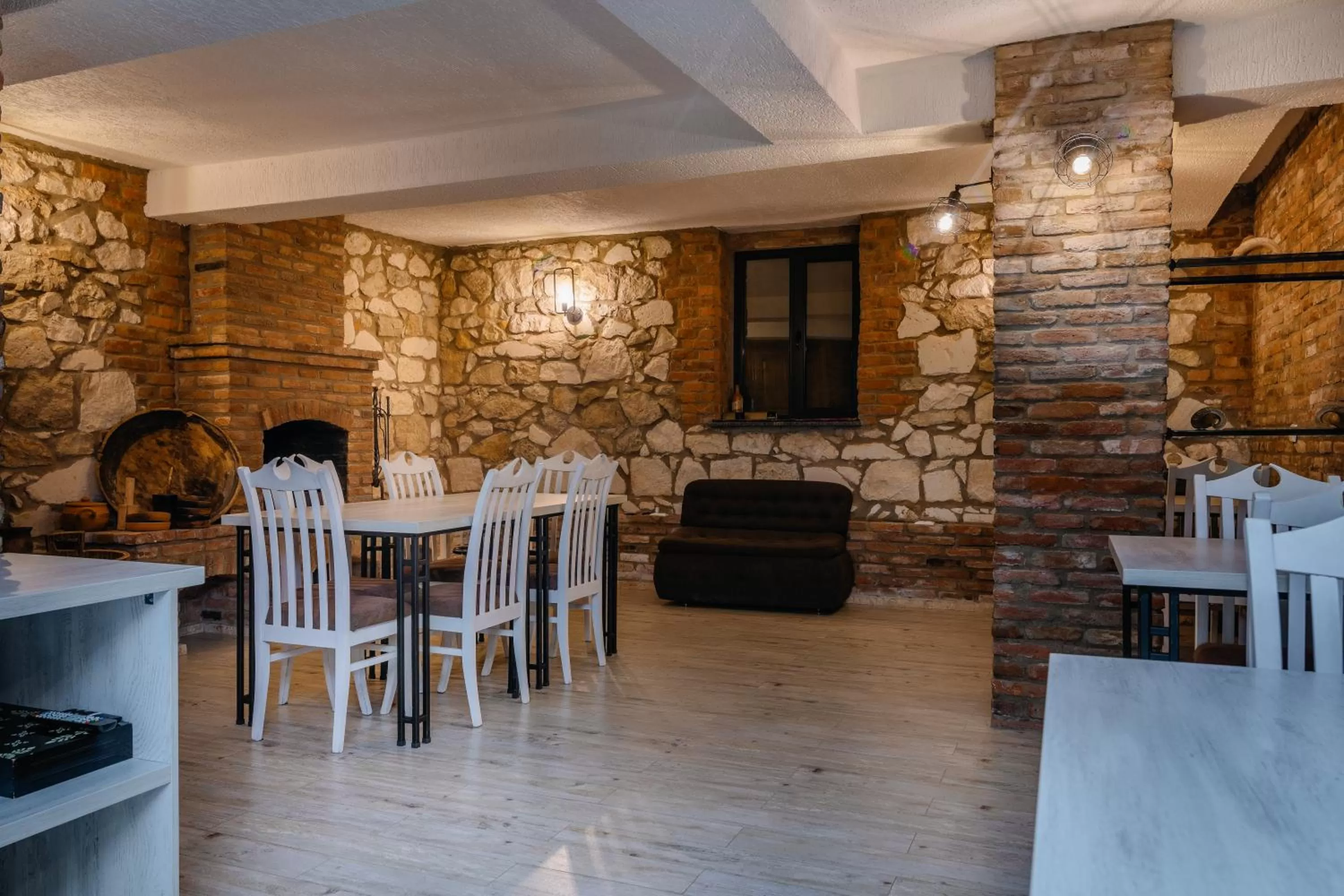 Restaurant/places to eat in Hotel Green Town