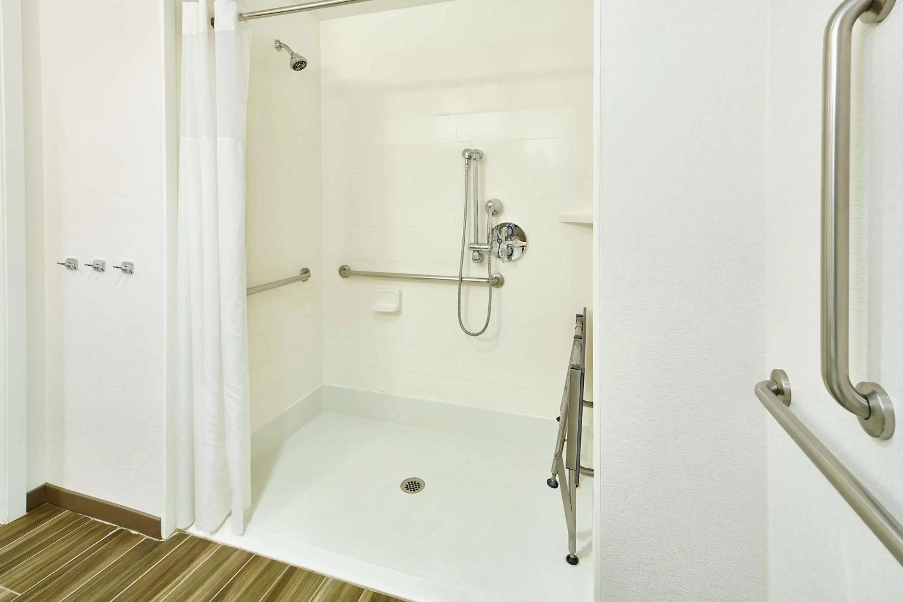 Shower in Hampton Inn & Suites Oahu Kapolei - FREE Parking - No Resort Fee