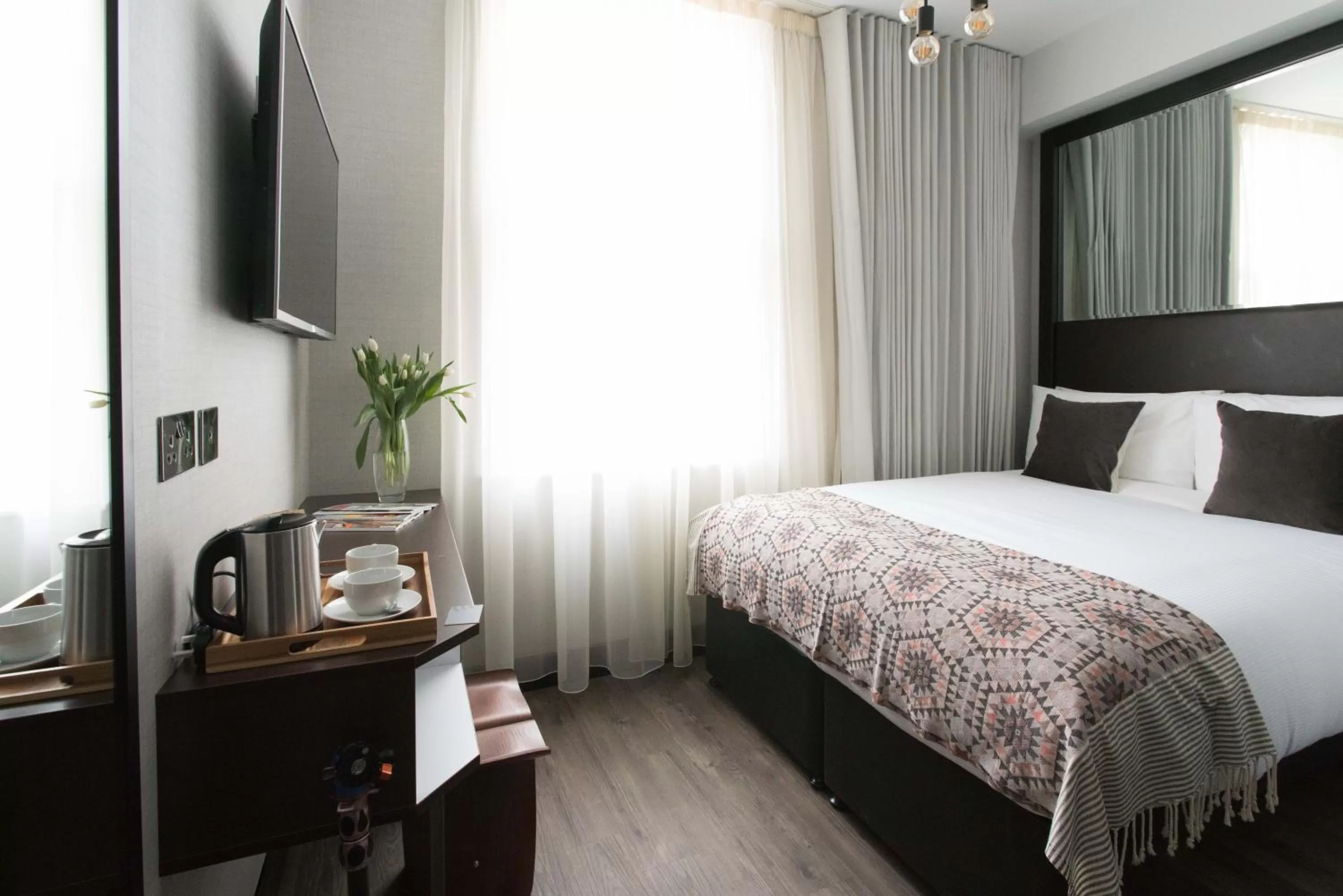 Coffee/tea facilities, Bed in Camden Enterprise Hotel