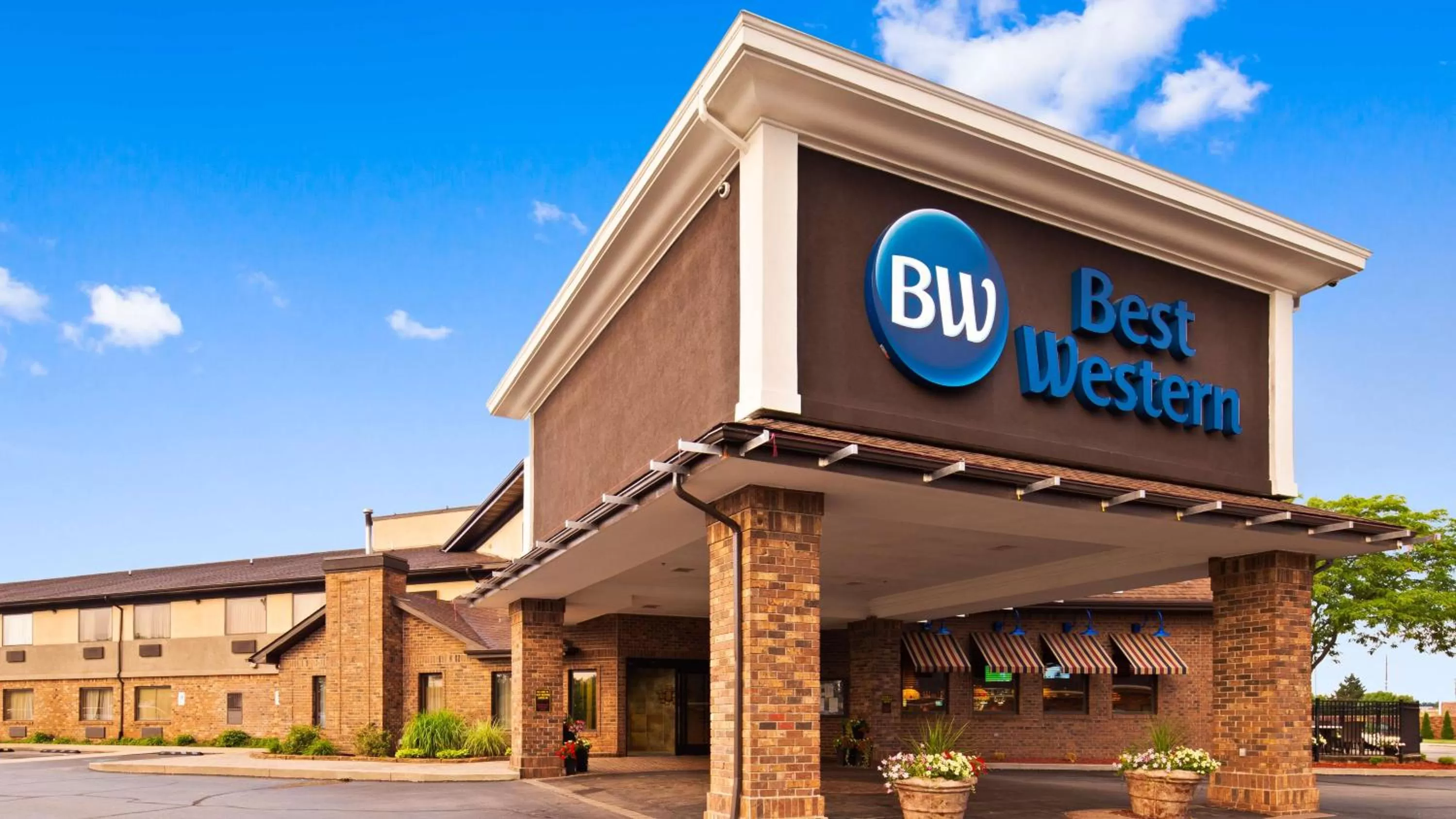 Property building in Best Western Lapeer Inn