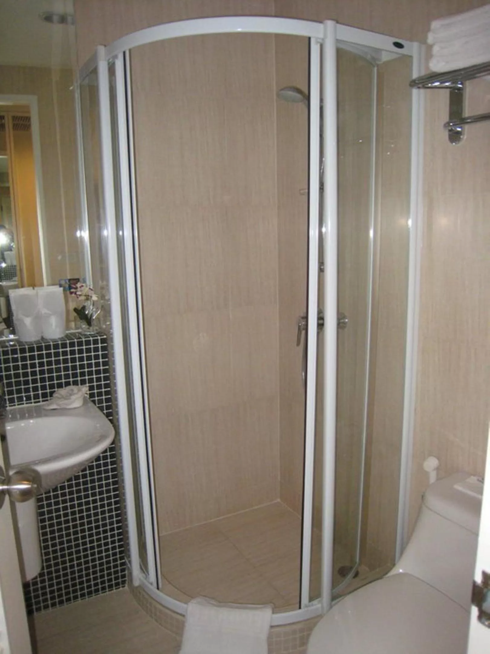 Shower in Aphrodite Inn Bangkok