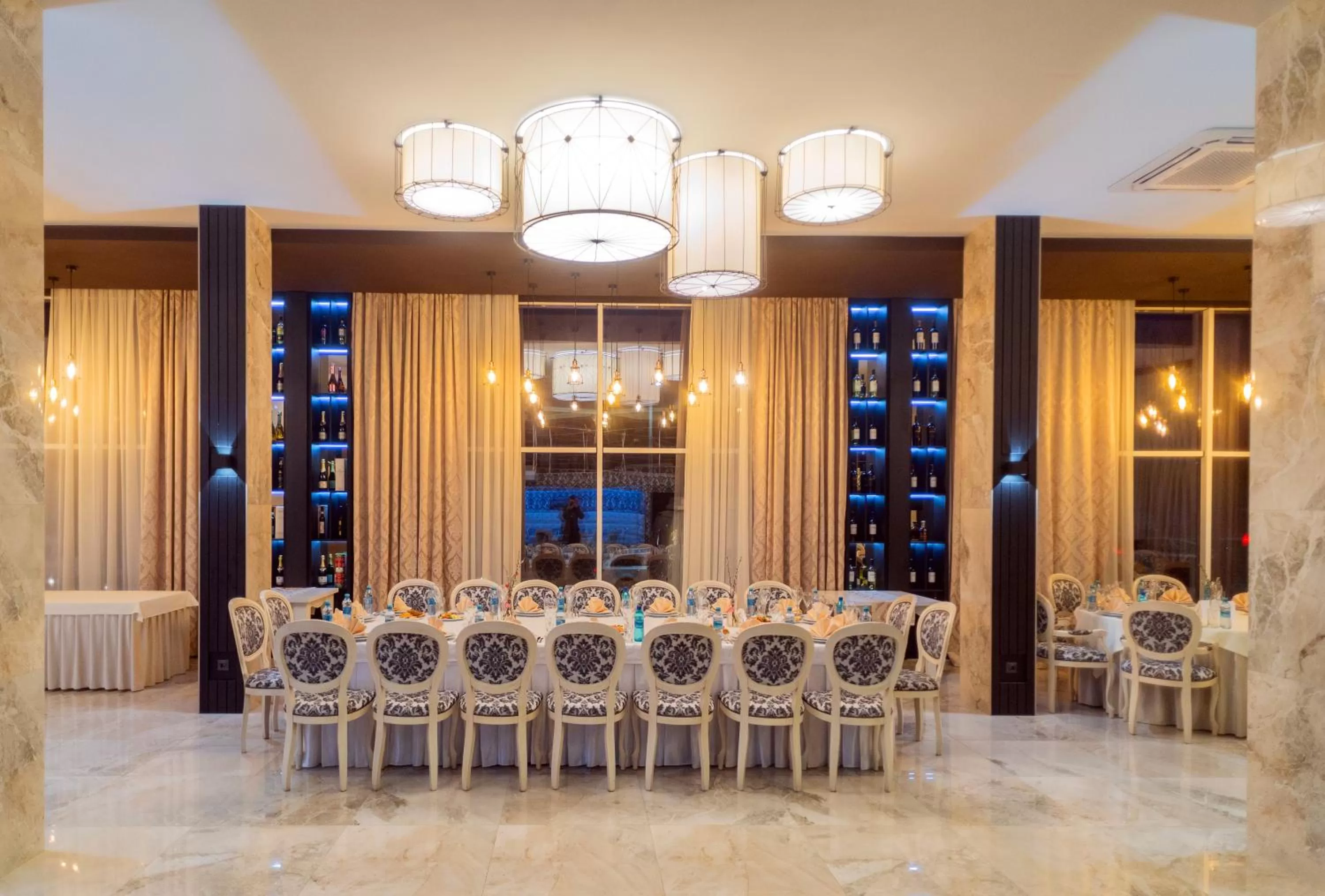 Restaurant/places to eat in Manhattan Hotel & Restaurant