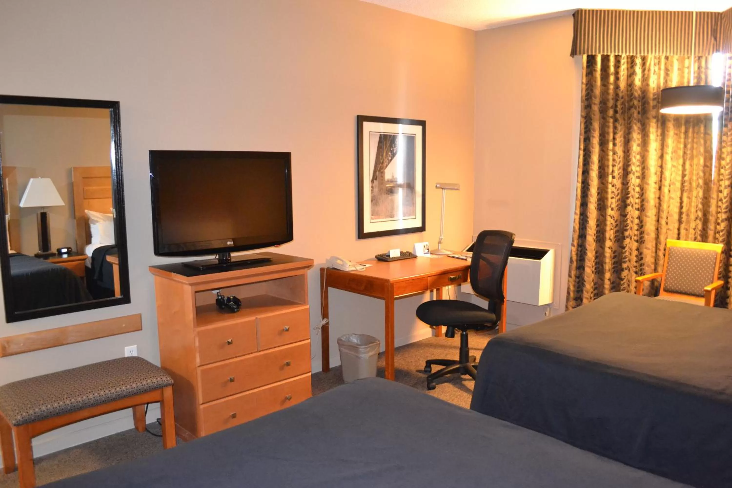 TV and multimedia, Bed in Royal Hotel West Edmonton, Trademark Collection by Wyndham