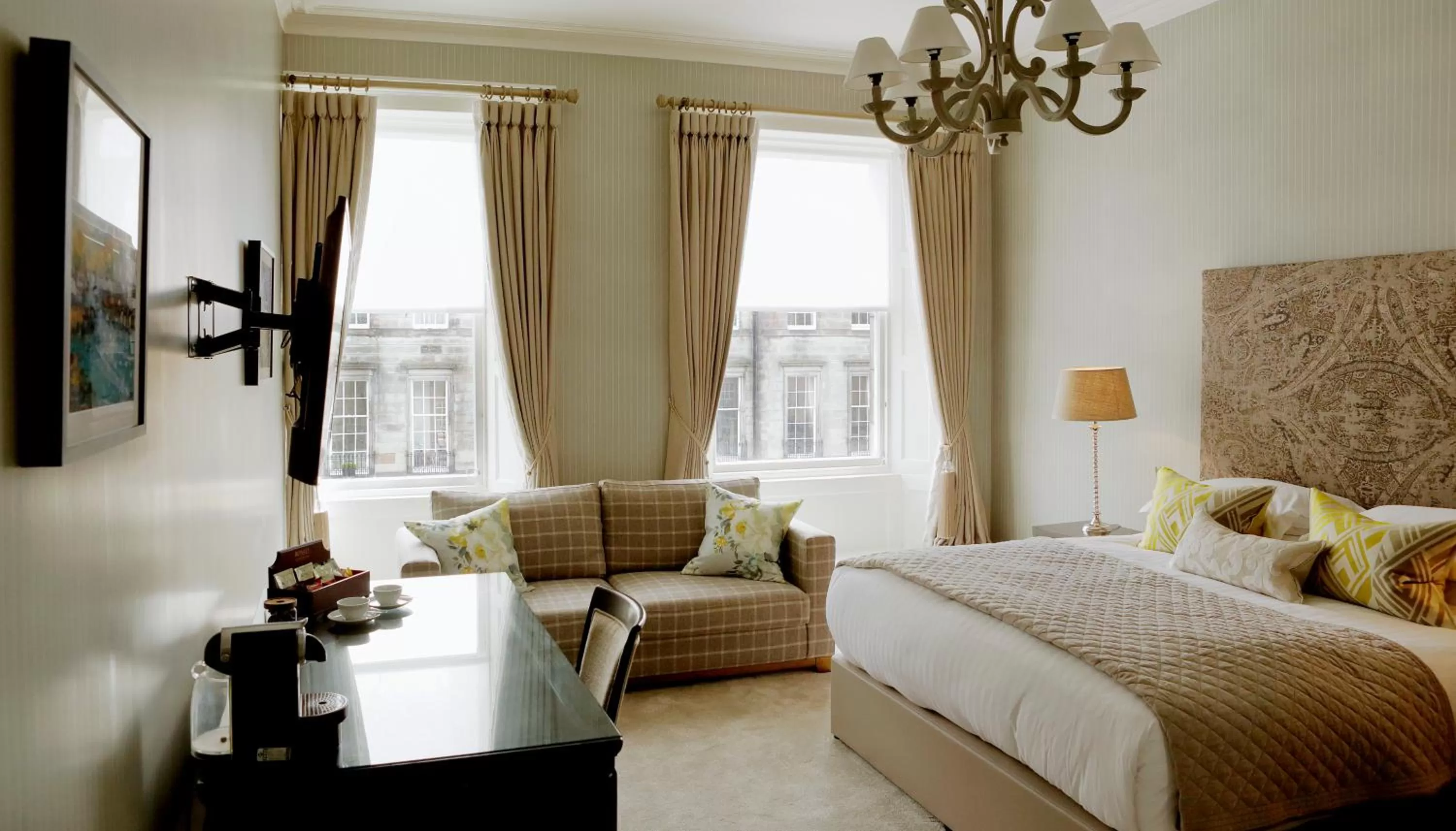 Photo of the whole room, Bed in Nira Caledonia