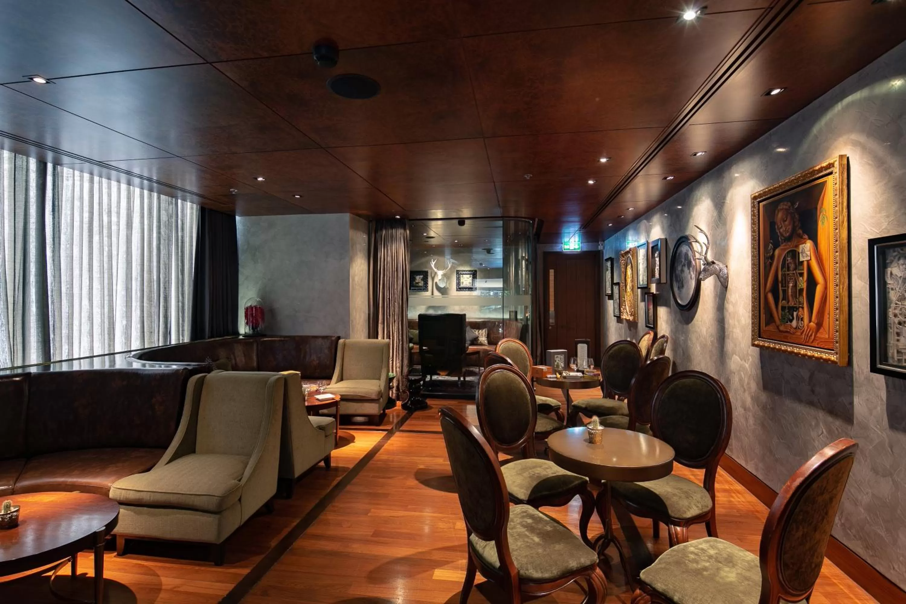 Lounge or bar in Hotel Indigo Bangkok Wireless Road by IHG