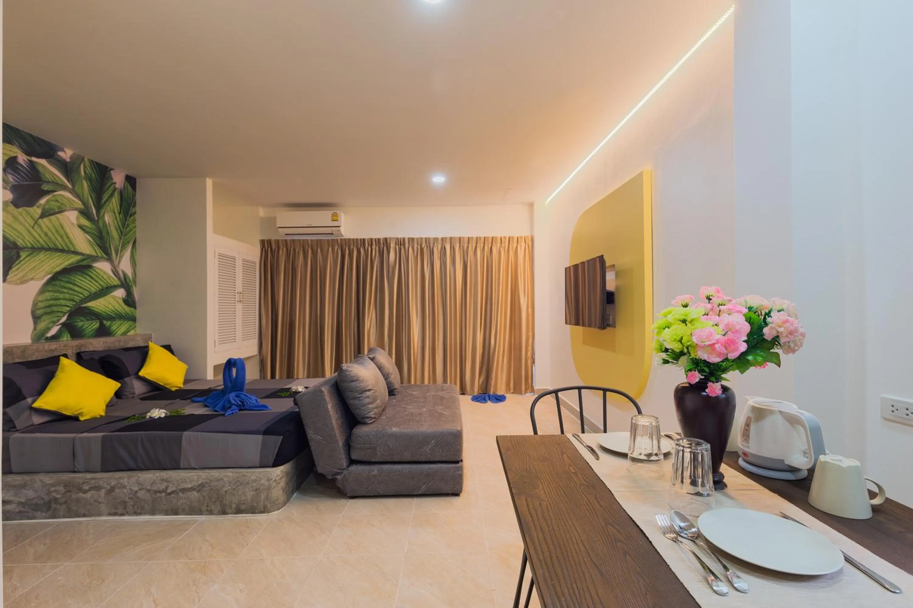 TV and multimedia in Baan Chaylay Resort Karon