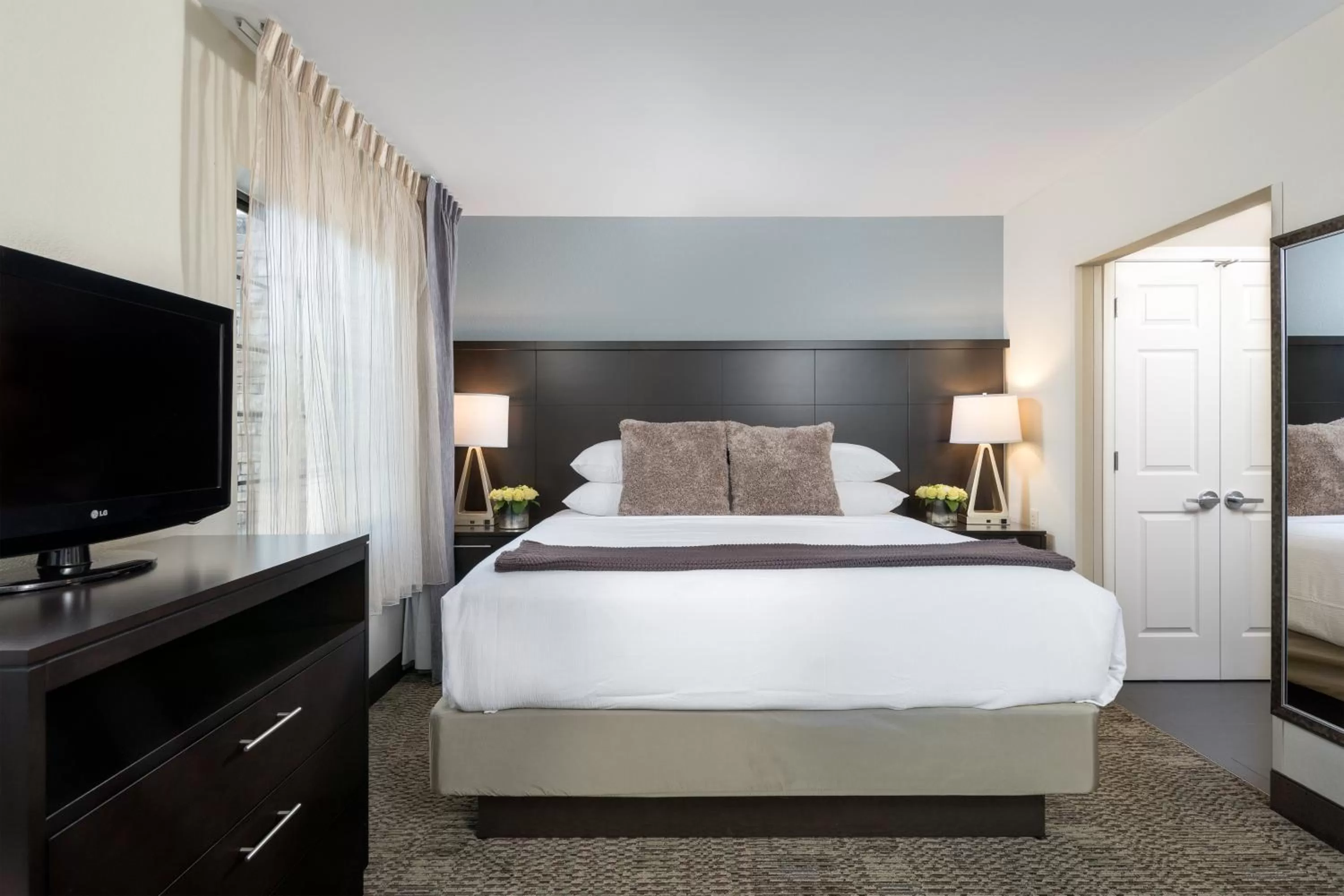 Photo of the whole room, Bed in Staybridge Suites Chantilly Dulles Airport by IHG