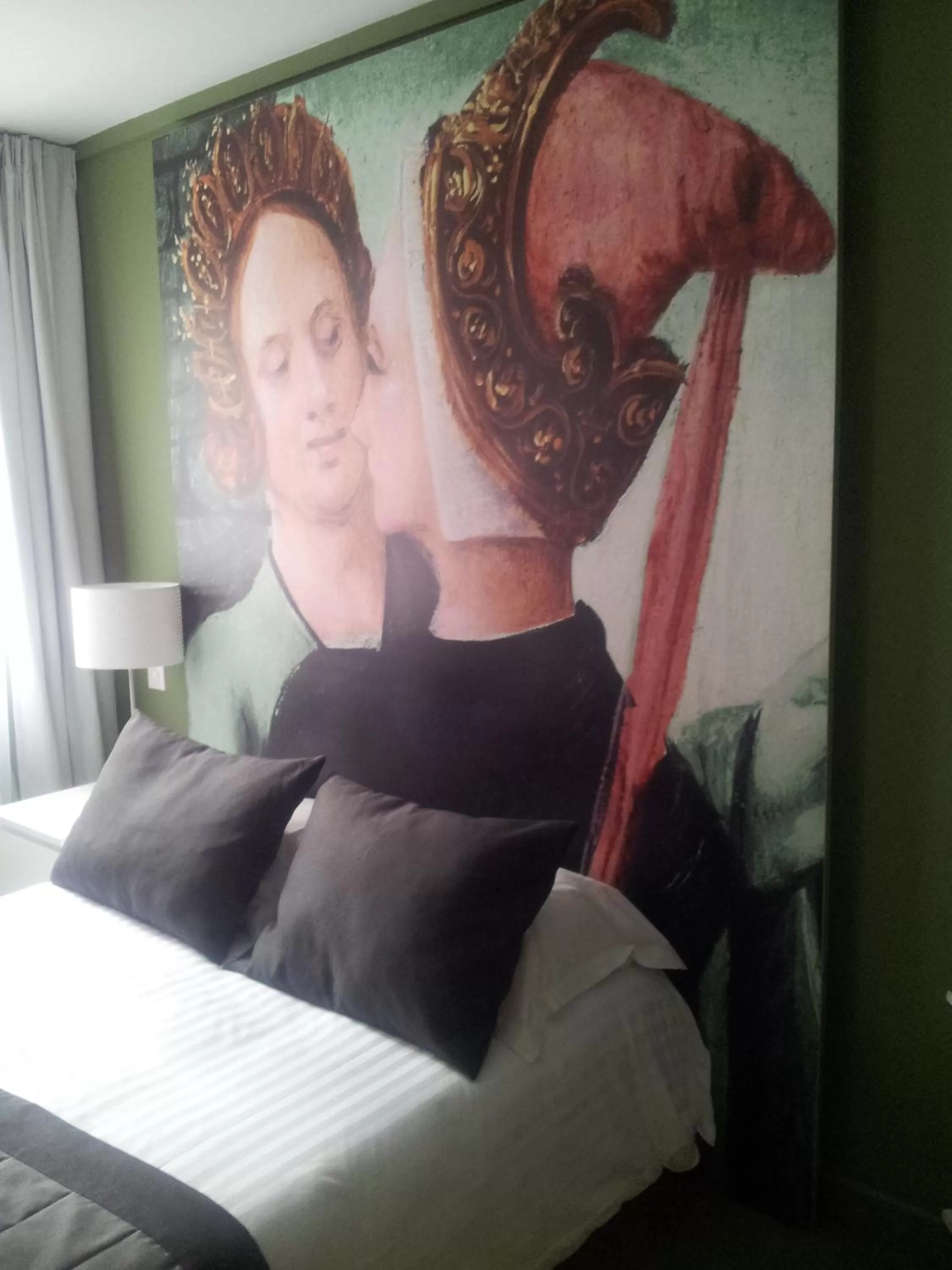 Decorative detail, Bed in Hôtel Cecyl Reims Centre