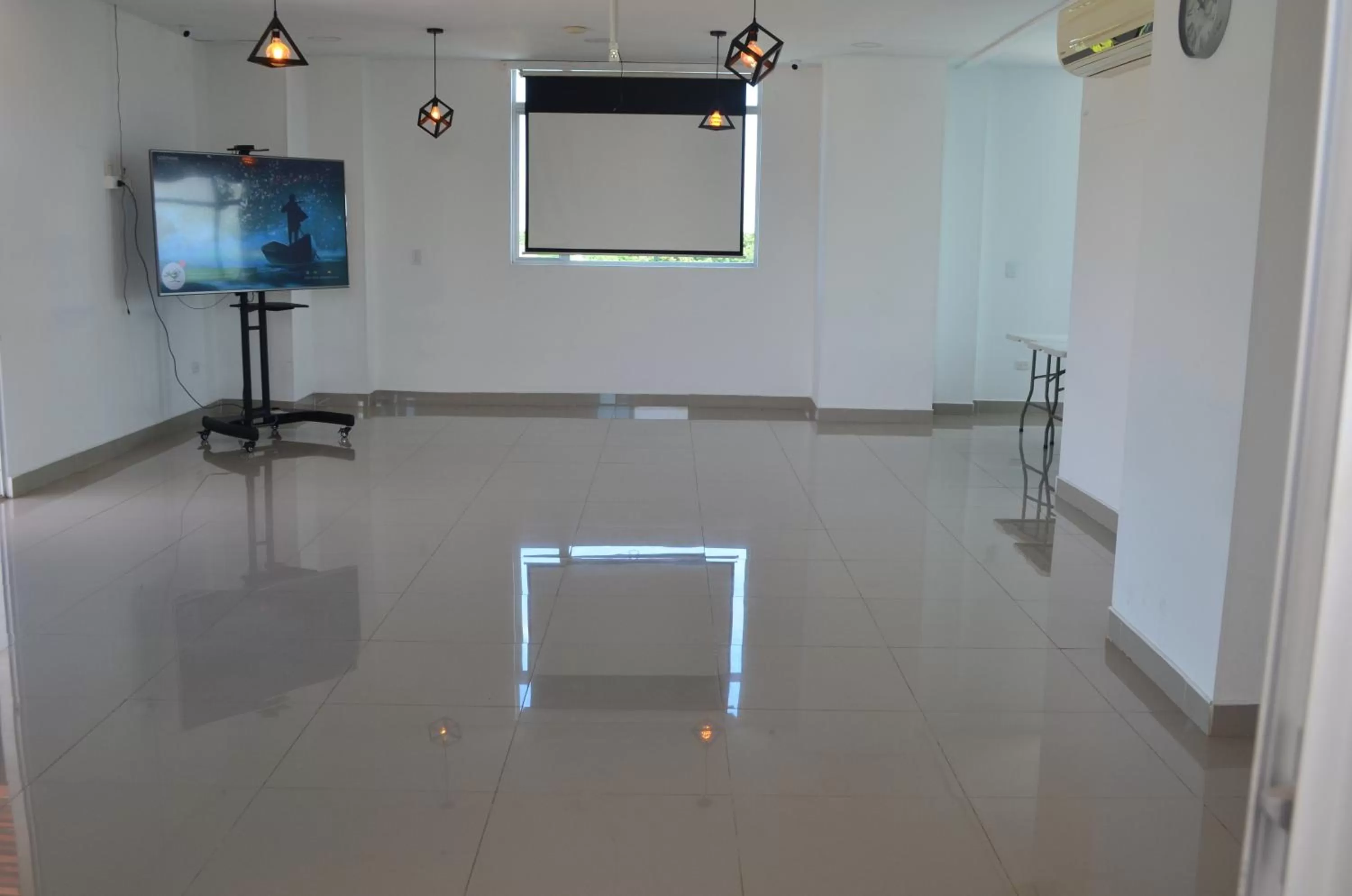 TV and multimedia in Hotel Ucla Center