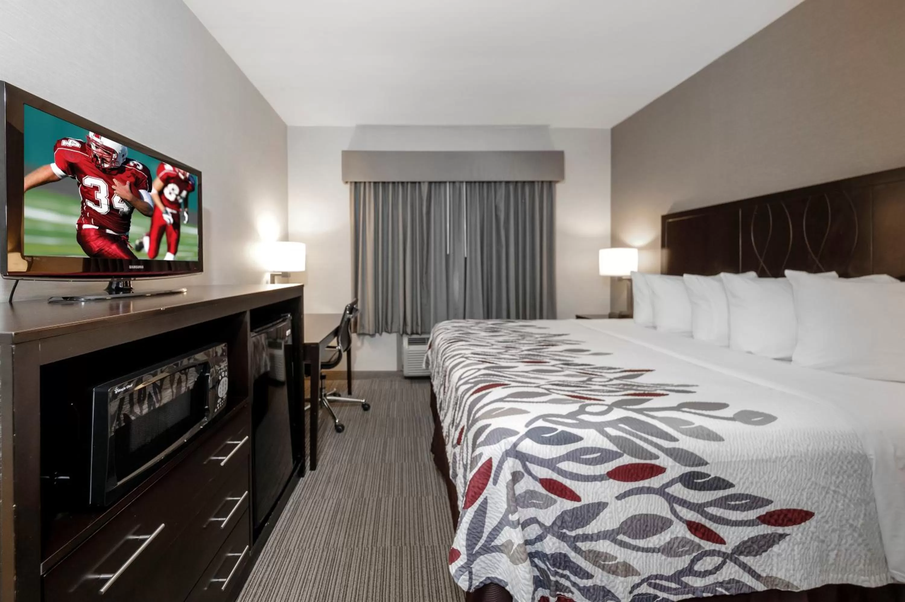 Photo of the whole room, Bed in Red Roof Inn & Suites Newburgh - Stewart Airport West Point