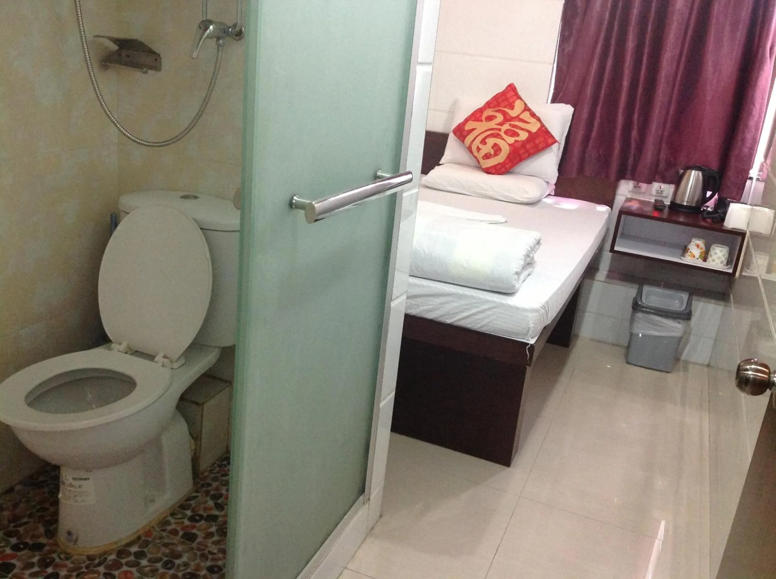 Toilet, Bed in Woodstock Hostel