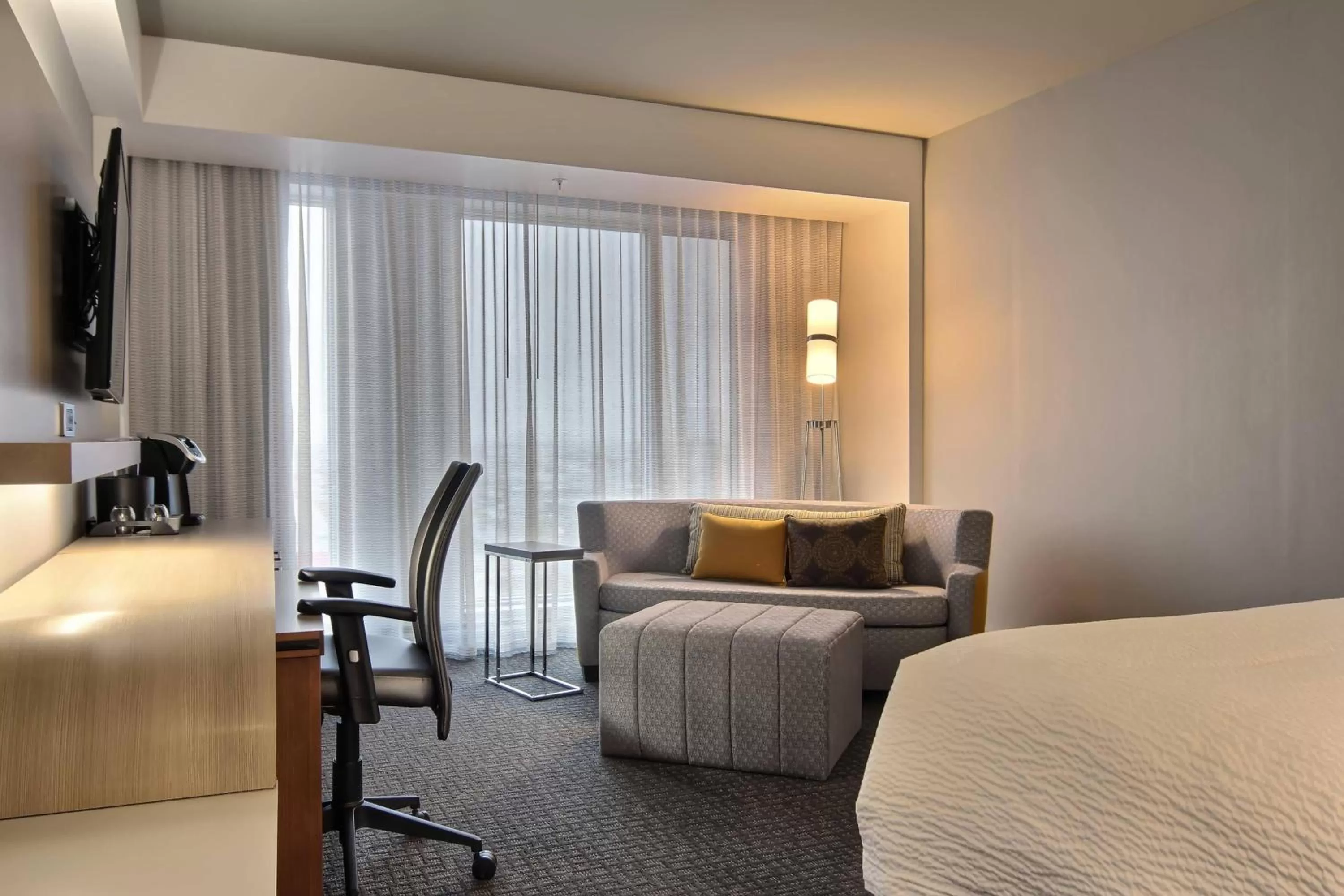 Photo of the whole room, Bed in Courtyard by Marriott Quebec City