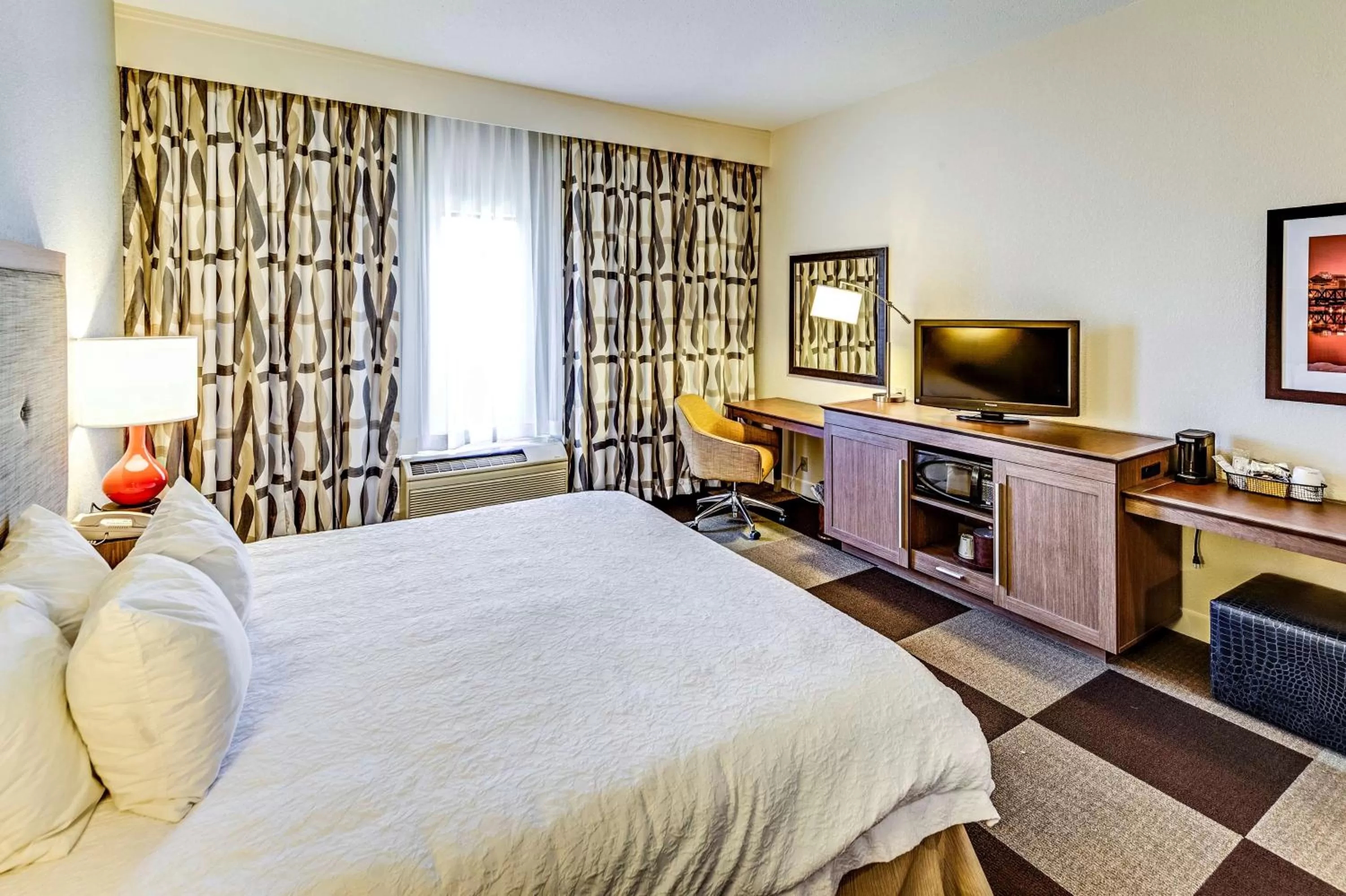 Bedroom, Bed in Hampton Inn Columbus I-70E/Hamilton Road