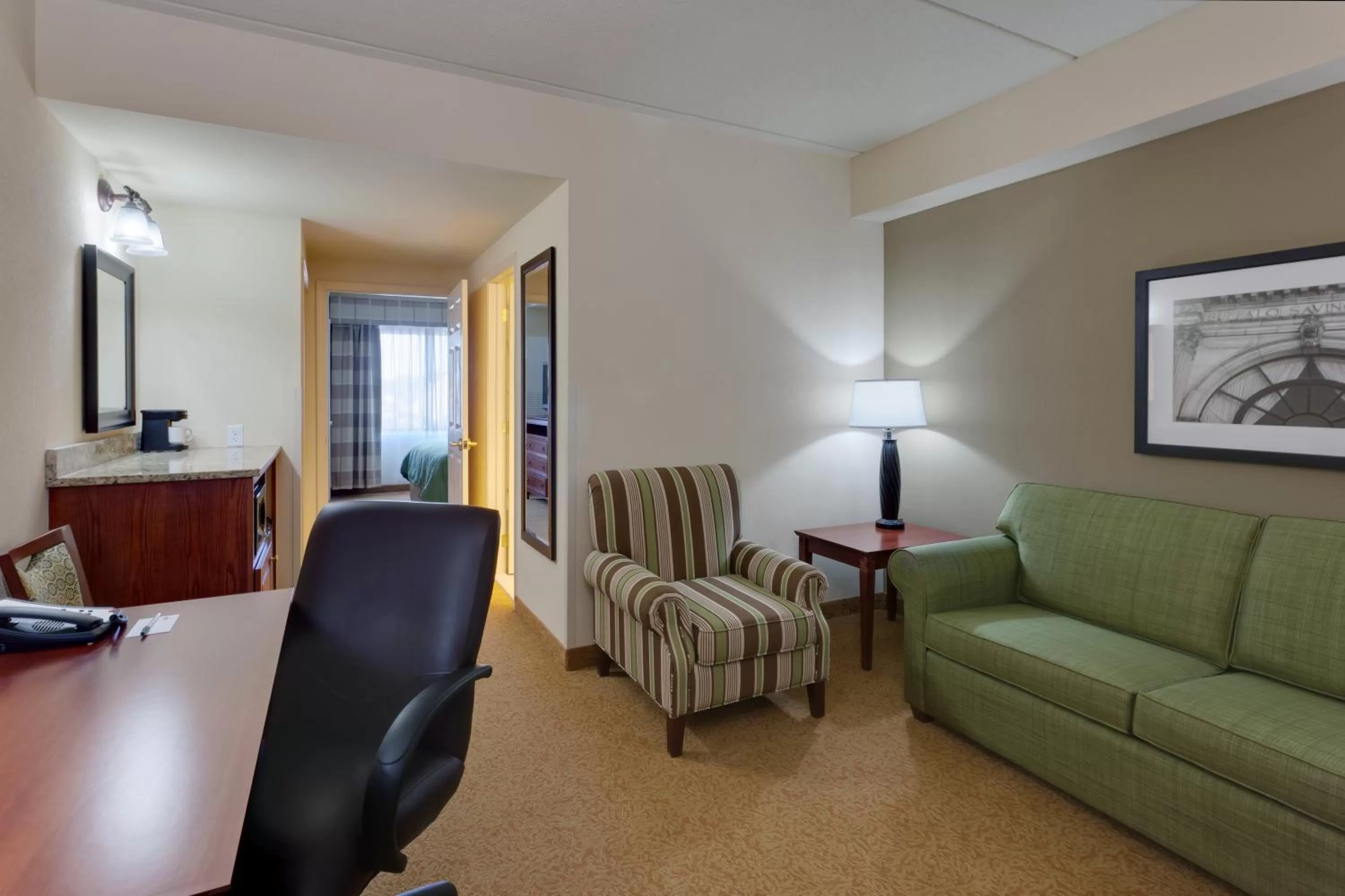 Living room in Country Inn & Suites by Radisson, Buffalo South I-90, NY