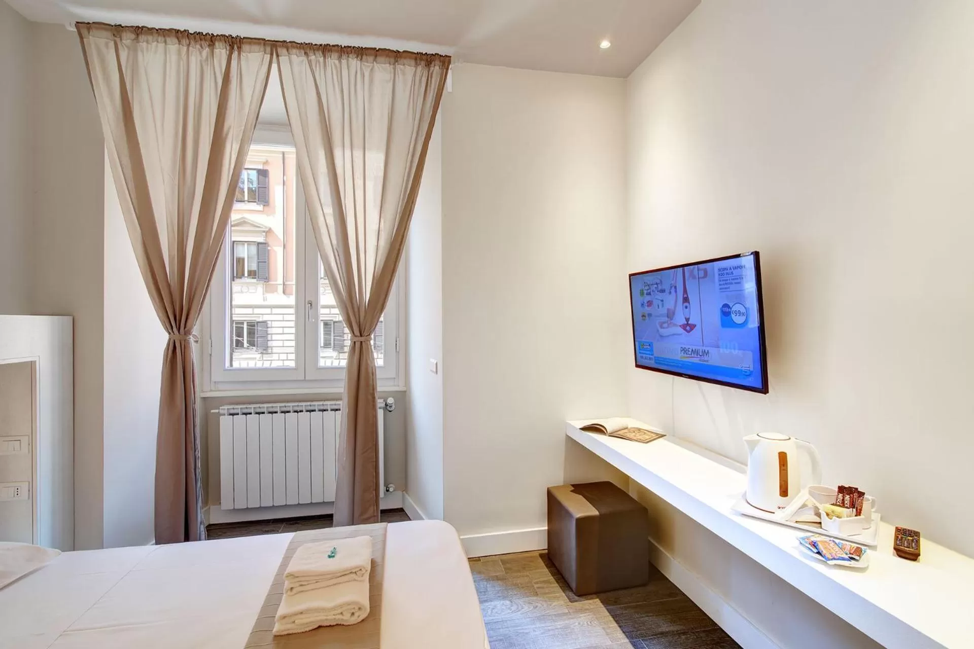 Photo of the whole room, Bed in ECCE ROMA