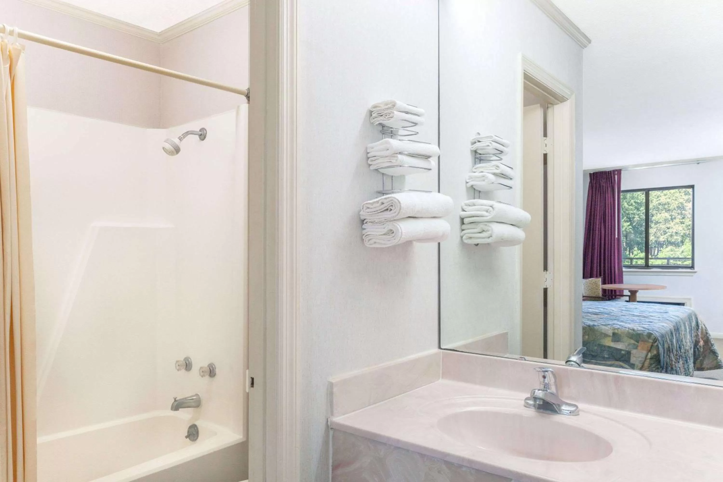 Photo of the whole room in Knights Inn Point South Yemassee