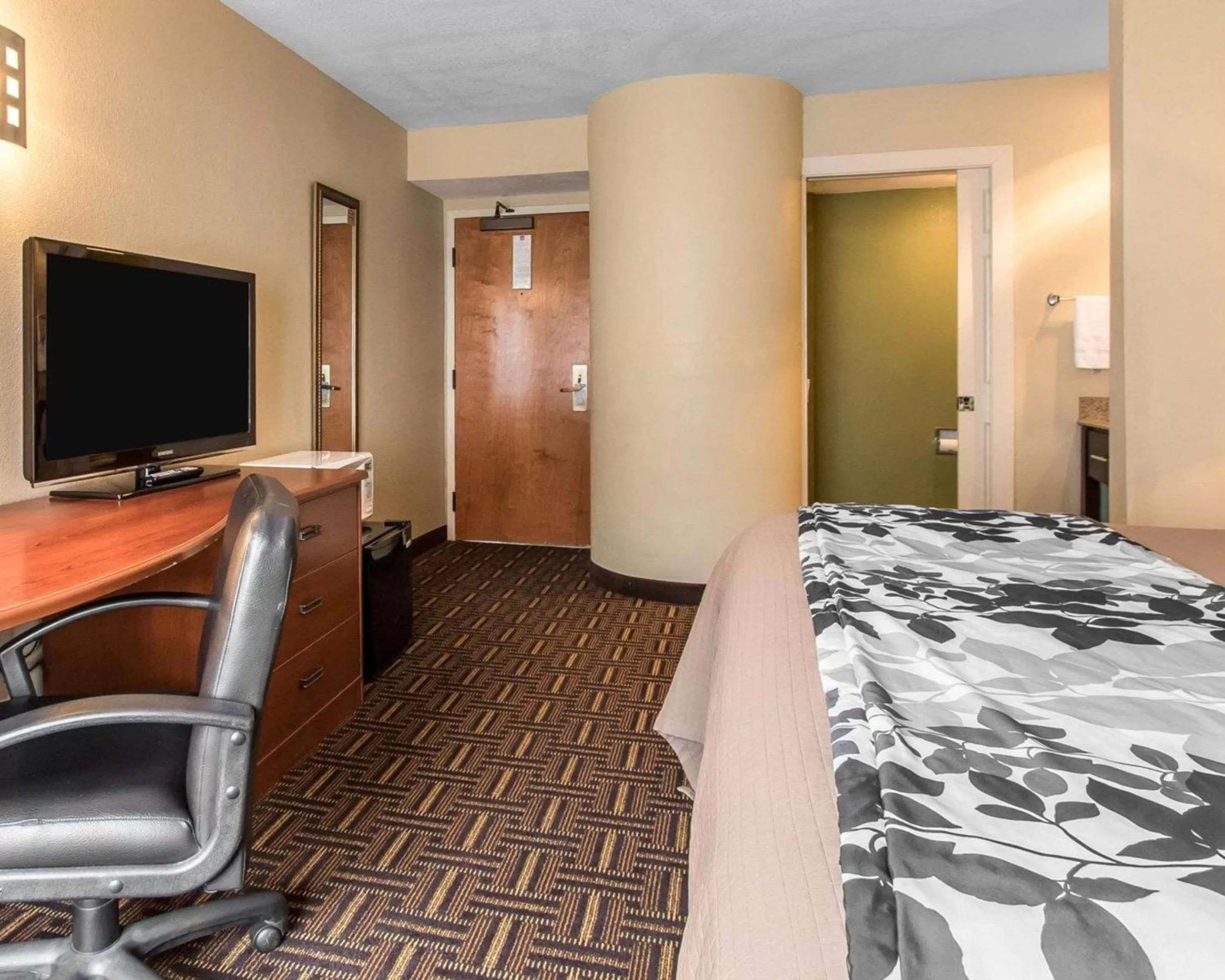 Photo of the whole room, Bed in The Douillet by Demeure Hotels