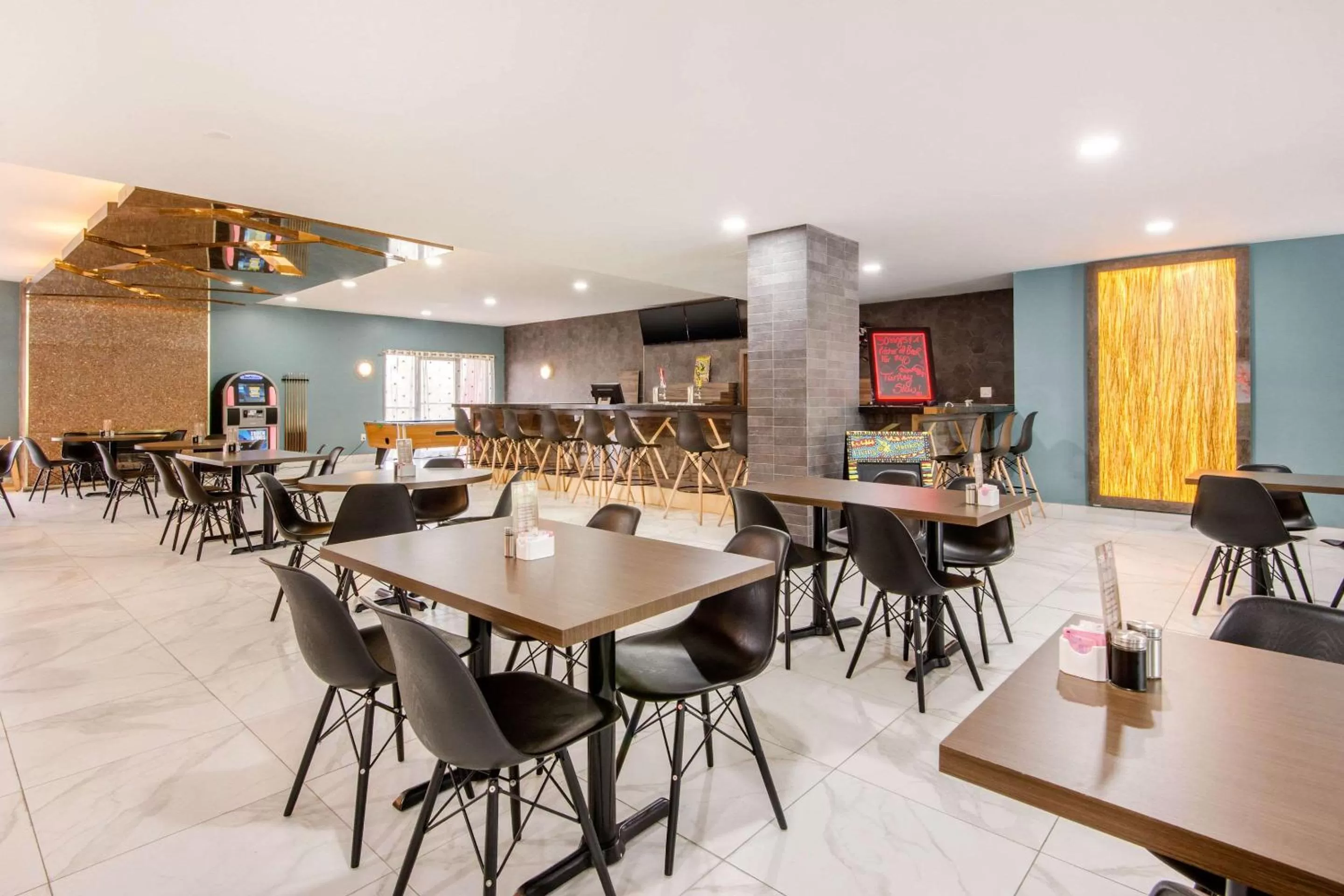 Restaurant/places to eat in Quality Inn & Conference Centre