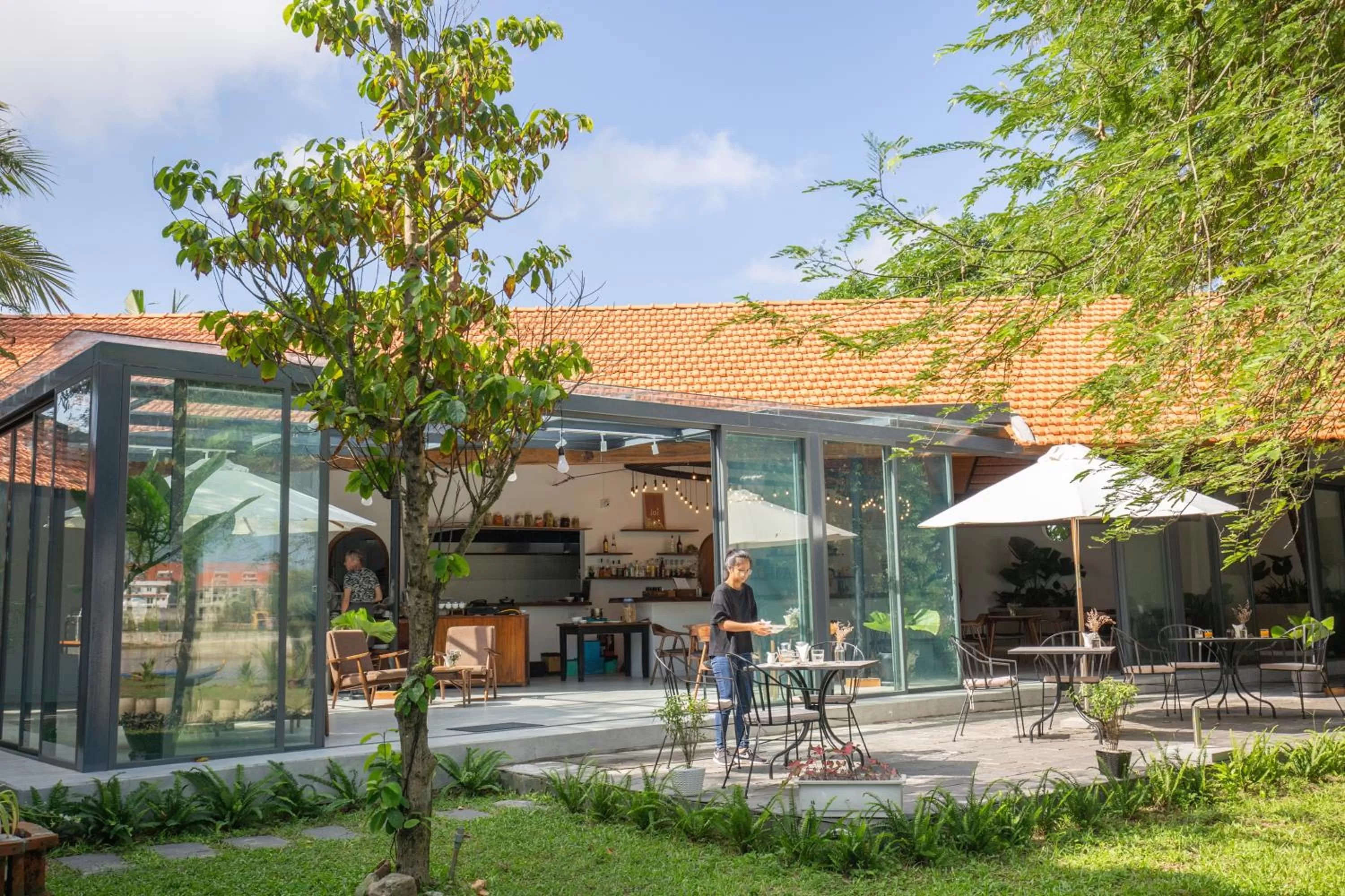 Restaurant/places to eat in Tra Que Mansion