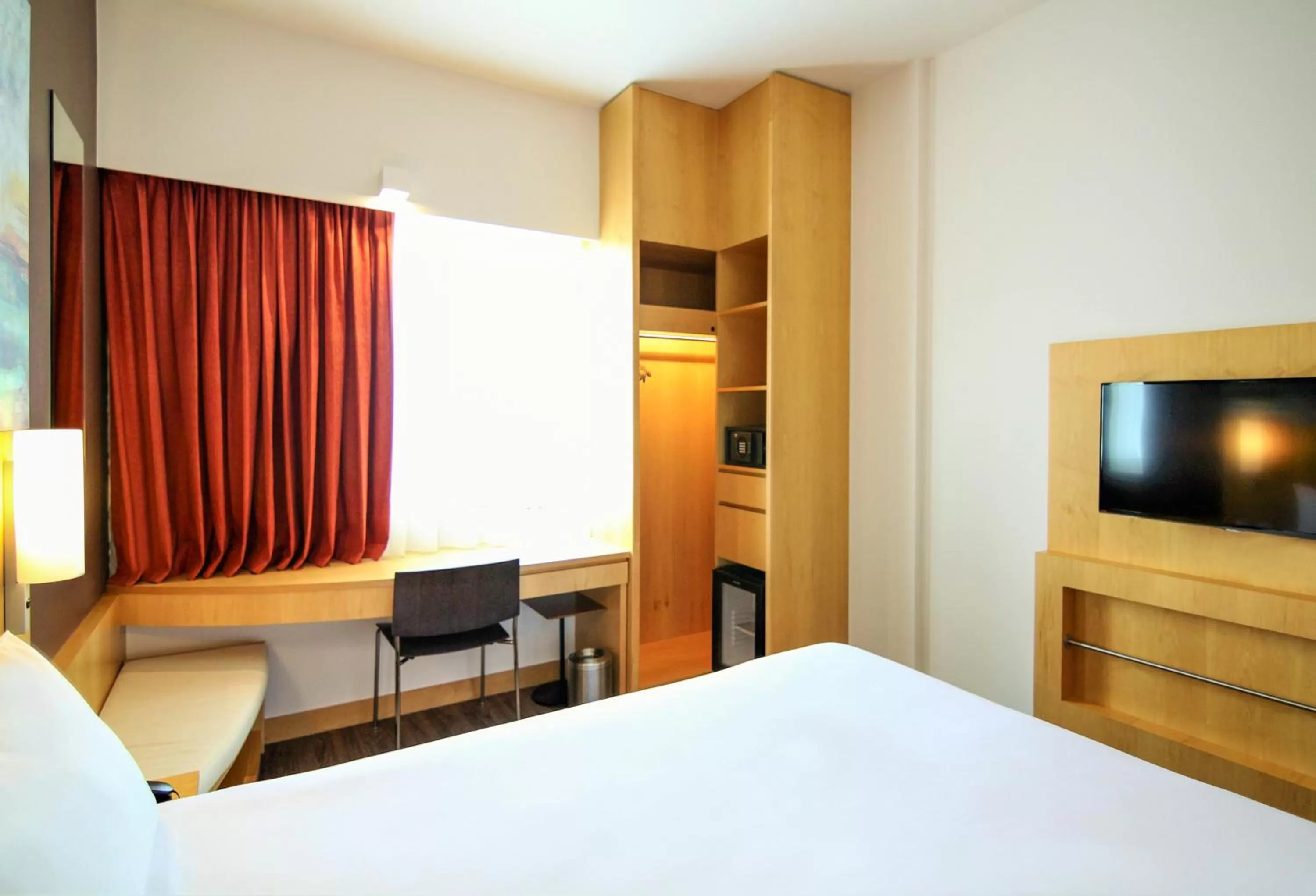 Bed in ibis Dubai One Central