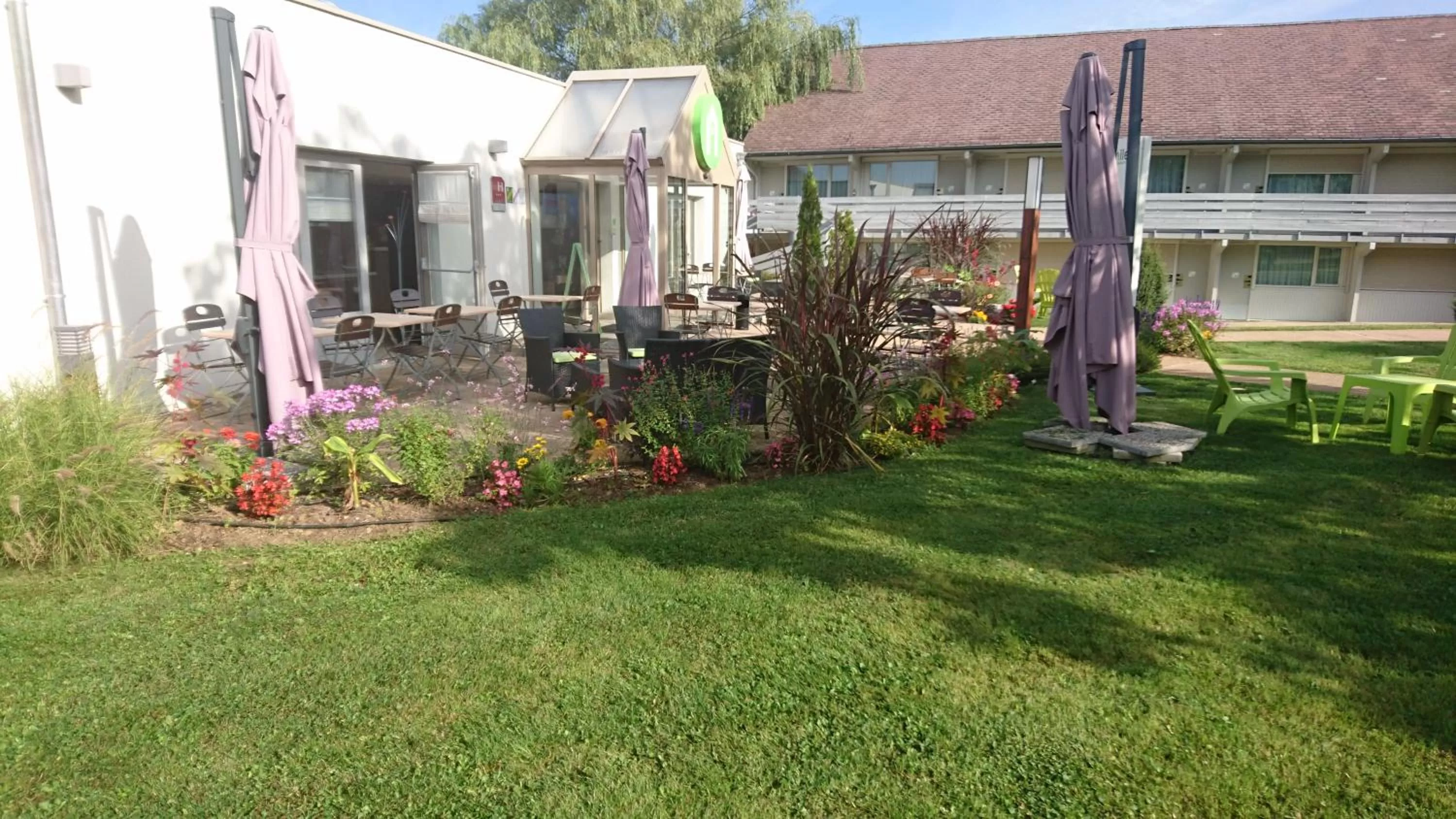 Garden view in Hotel Campanile Besançon Nord Ecole Valentin