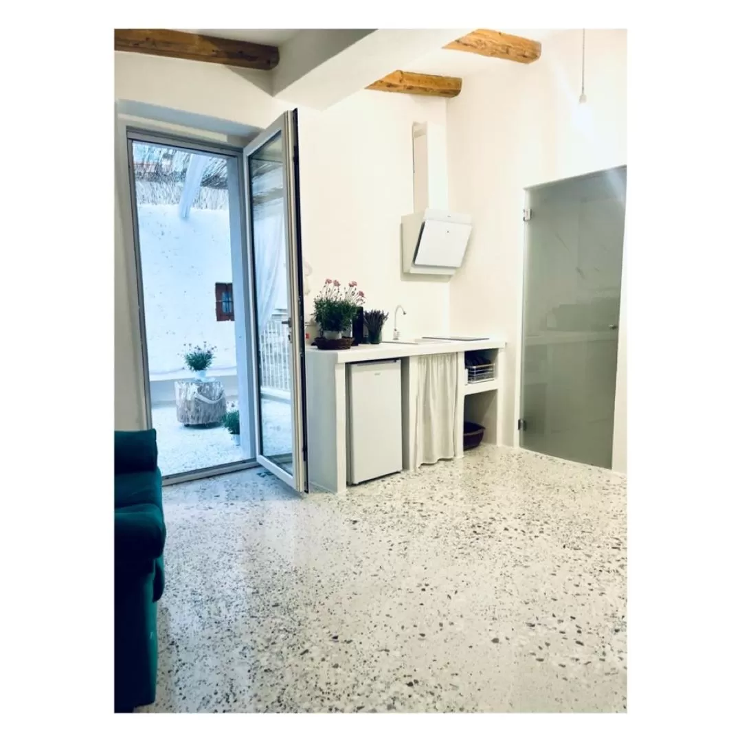 Kitchen/Kitchenette in Hydria guest house art gallery