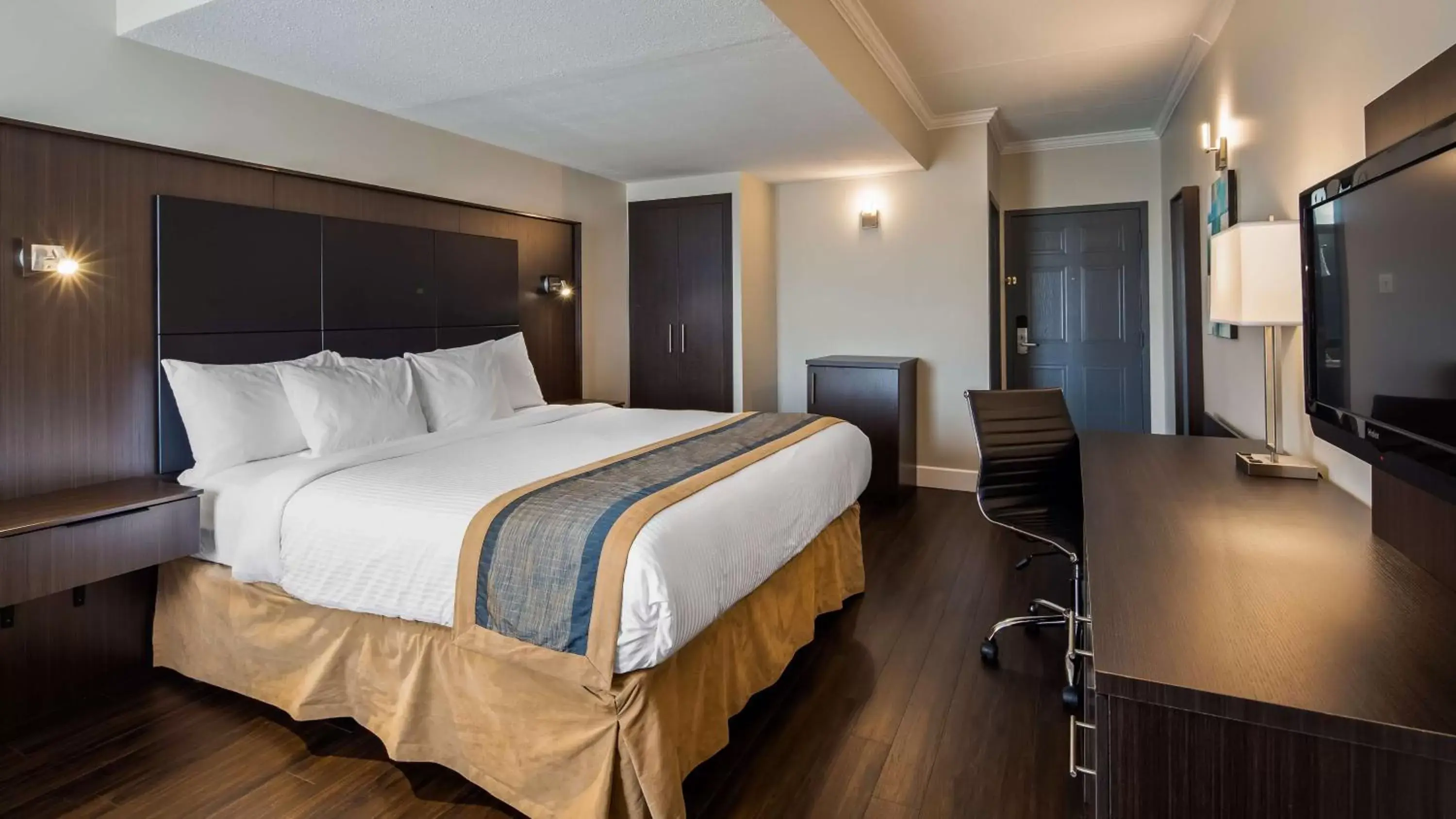 Penthouse King Room in Best Western Laval-Montreal & Conference Centre Penthouse King Room in Best Western Laval-Montreal & Conference Centre
