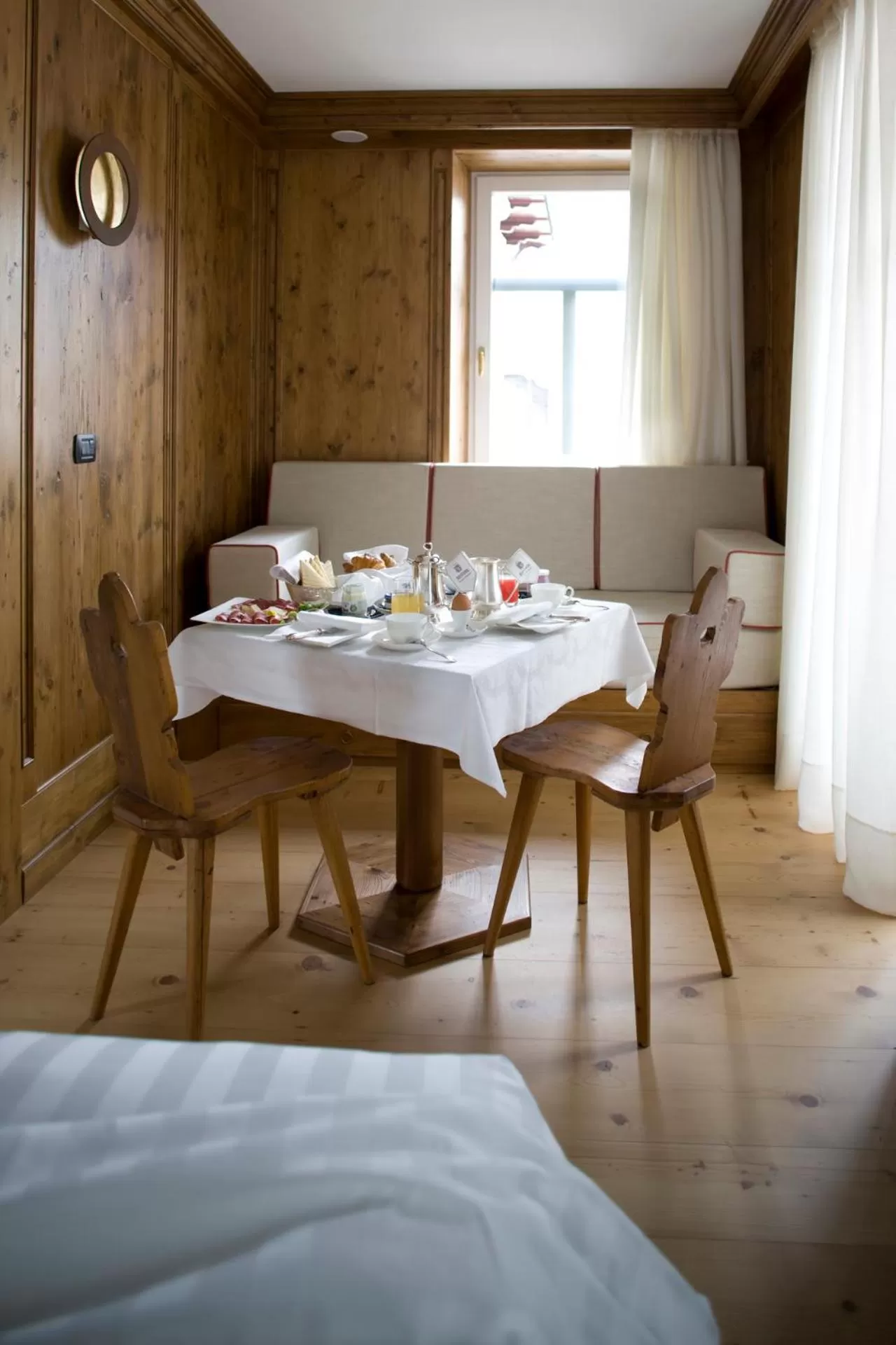 Seating area, Bed in Hotel Cortina