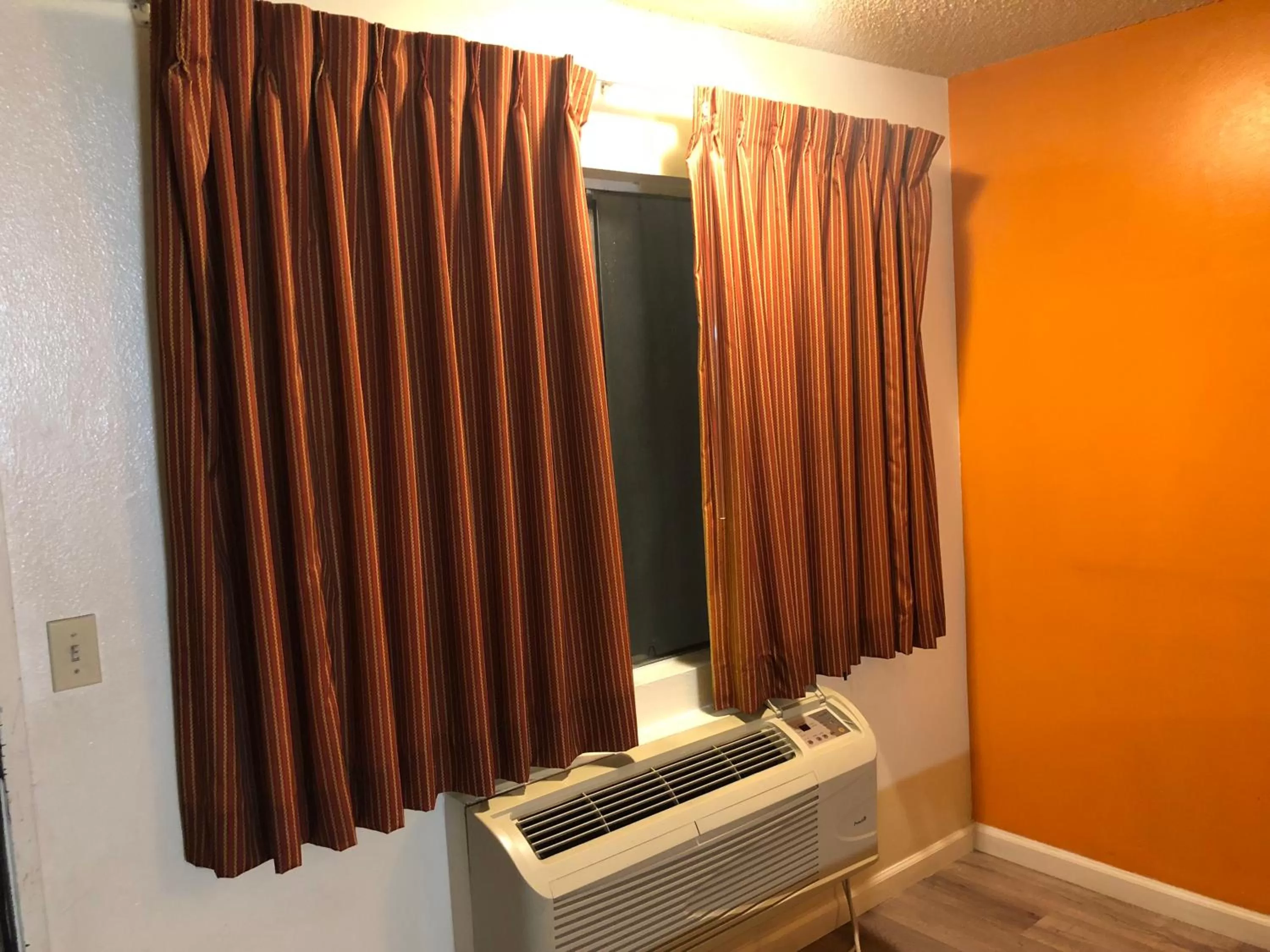 Area and facilities in Anaheim National Inn