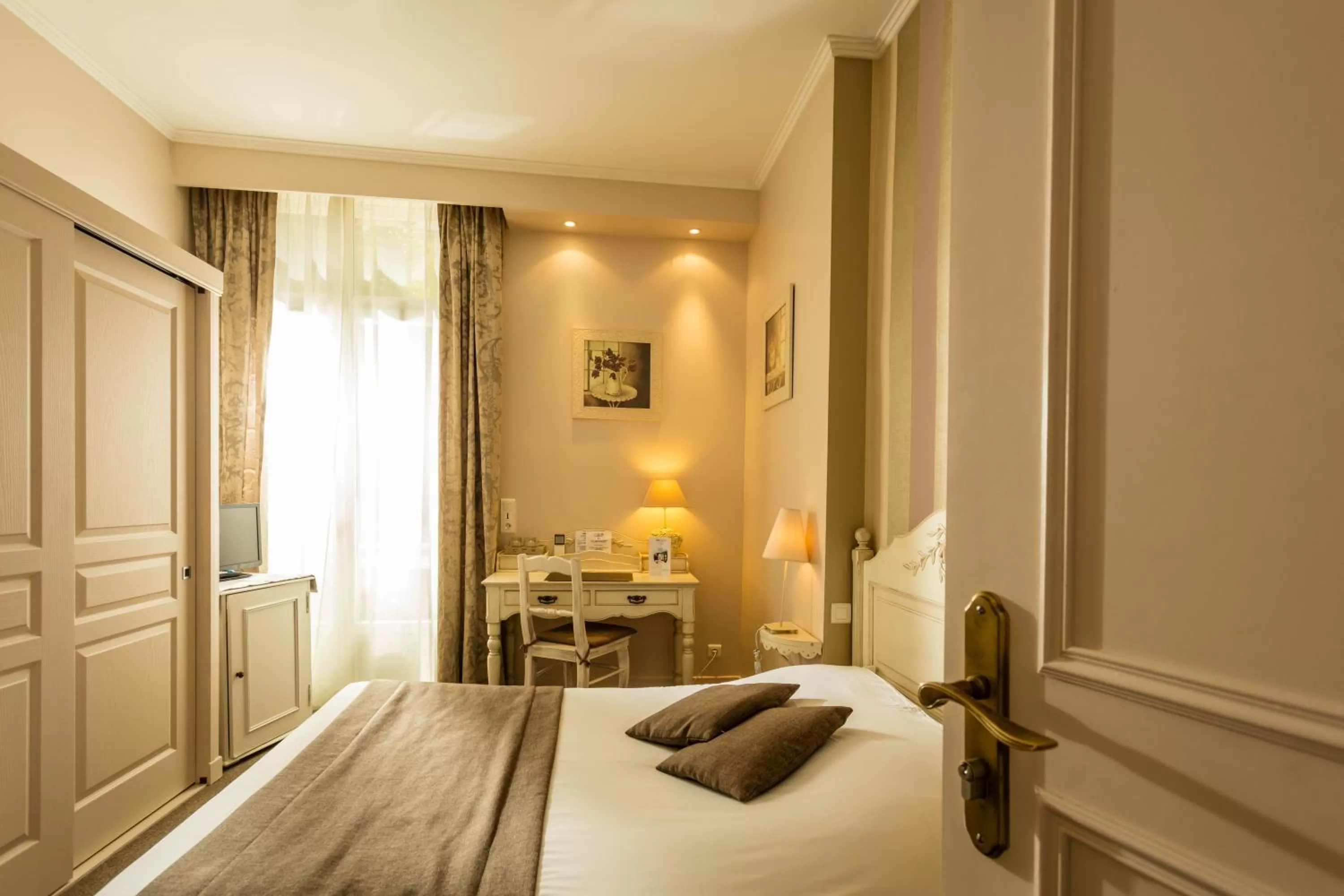 Photo of the whole room, Bed in Hôtel du Parc