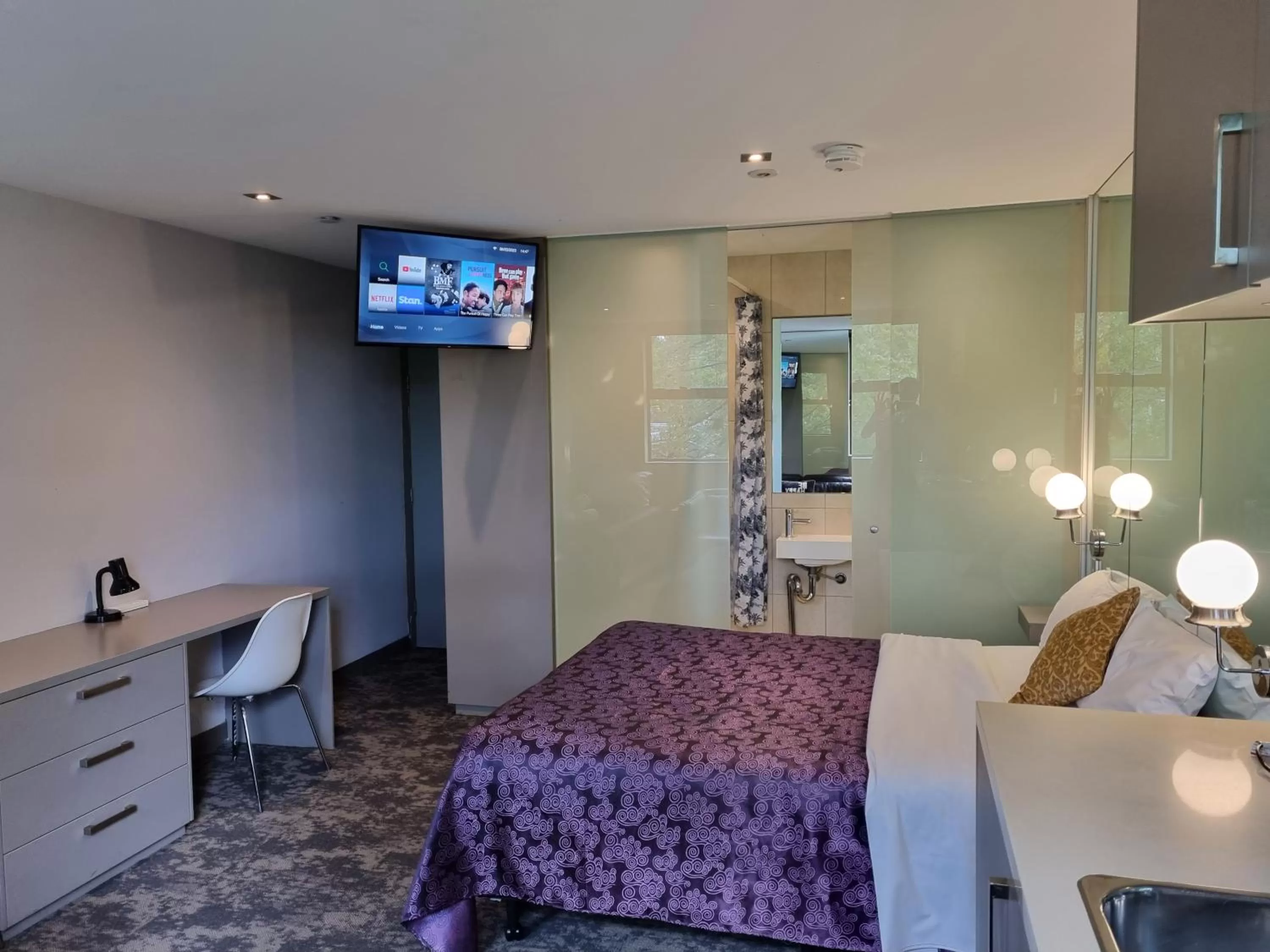 TV and multimedia, Bed in MVV Motel & Comfy Kew Apartments