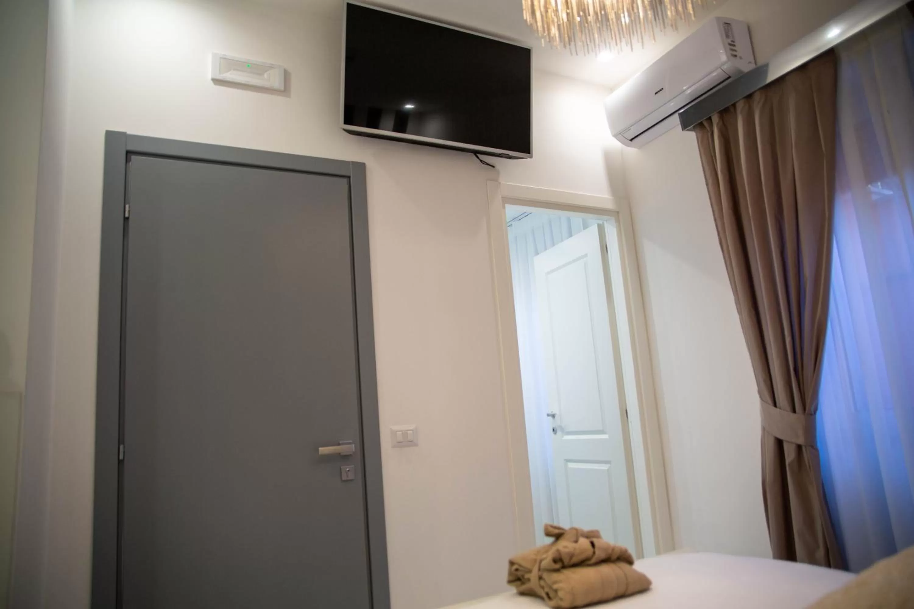 Bed, TV/Entertainment Center in Vhouse Fiumicino