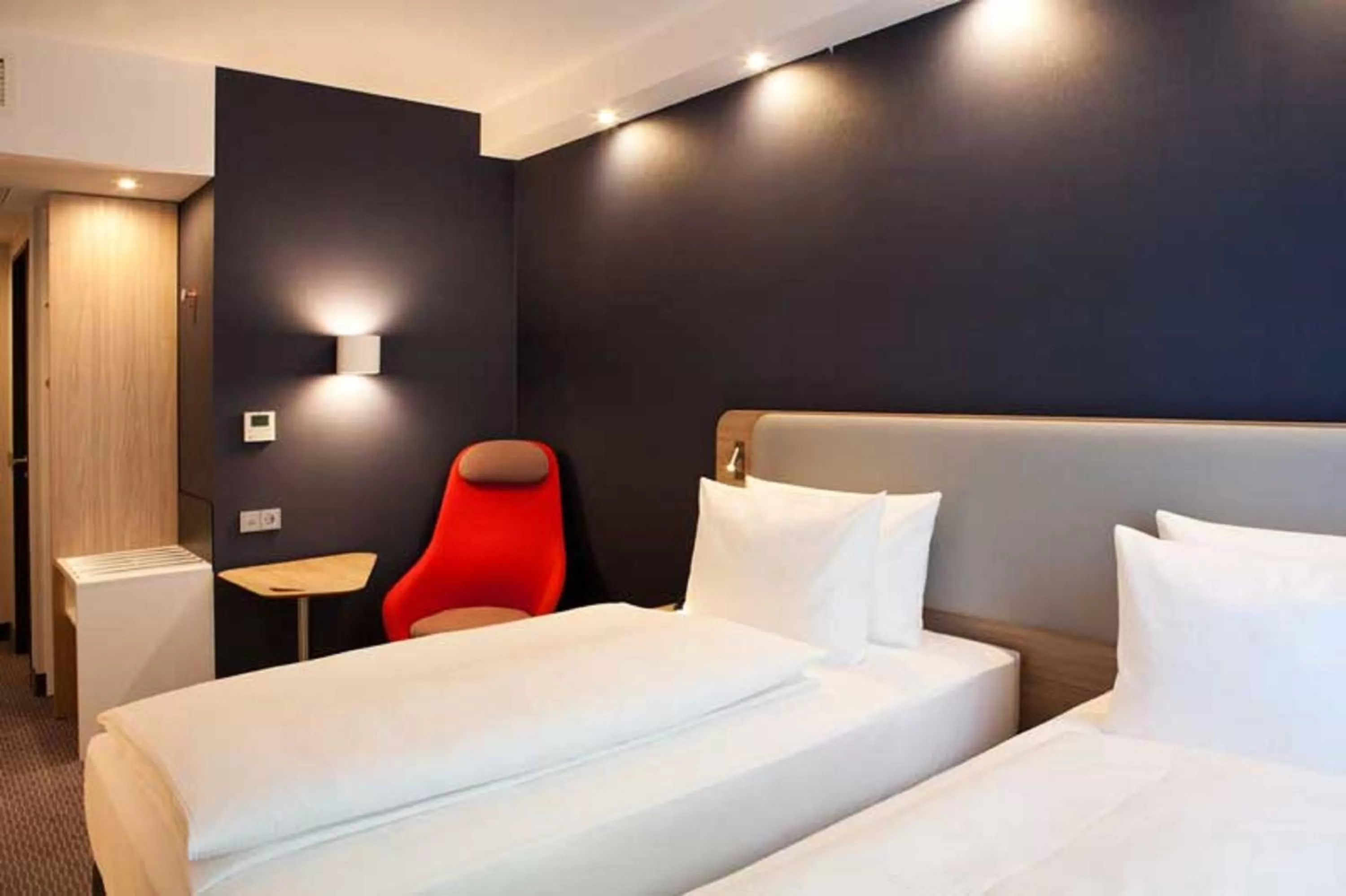 Bed in Holiday Inn Express Fürth by IHG