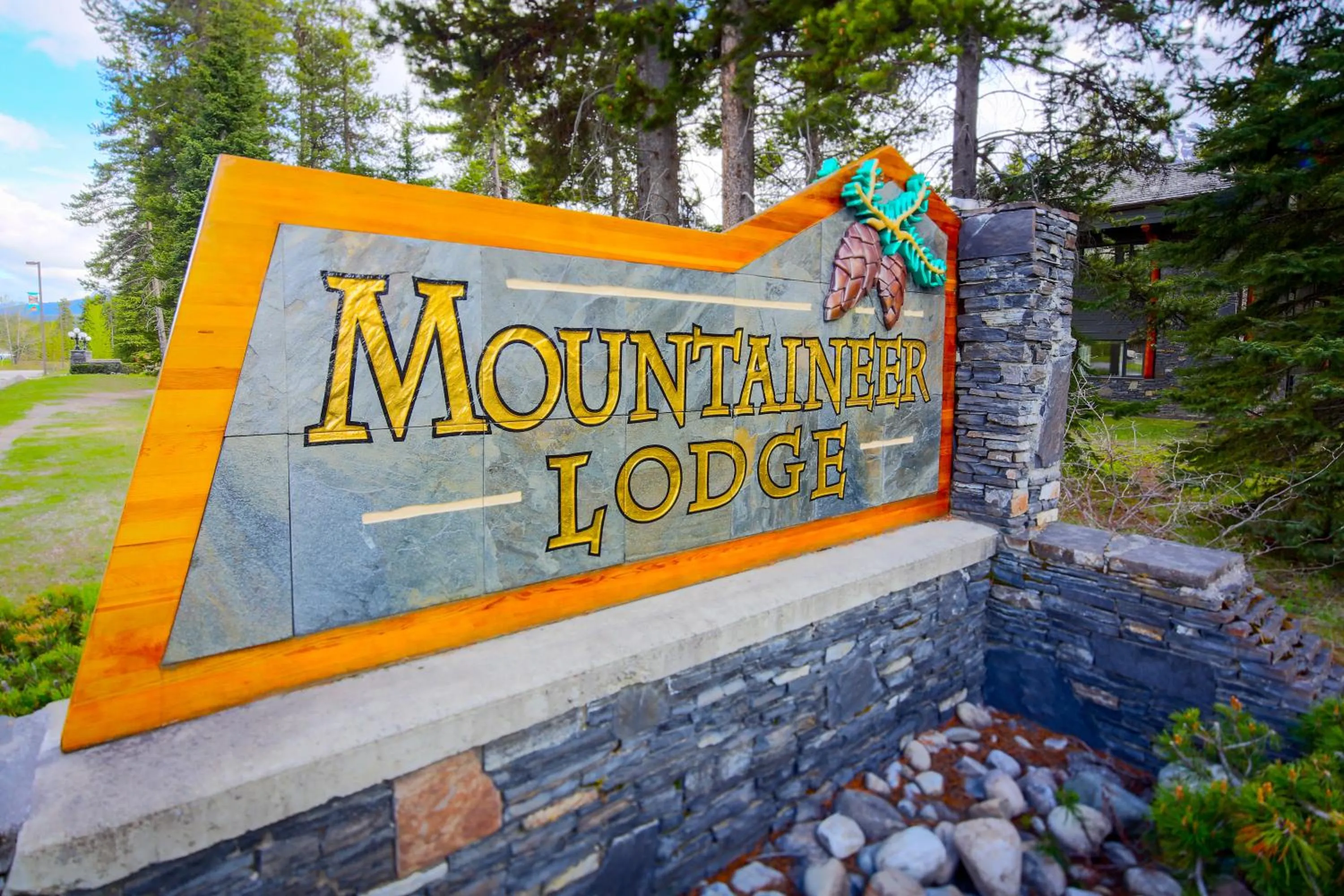 Facade/entrance in Mountaineer Lodge