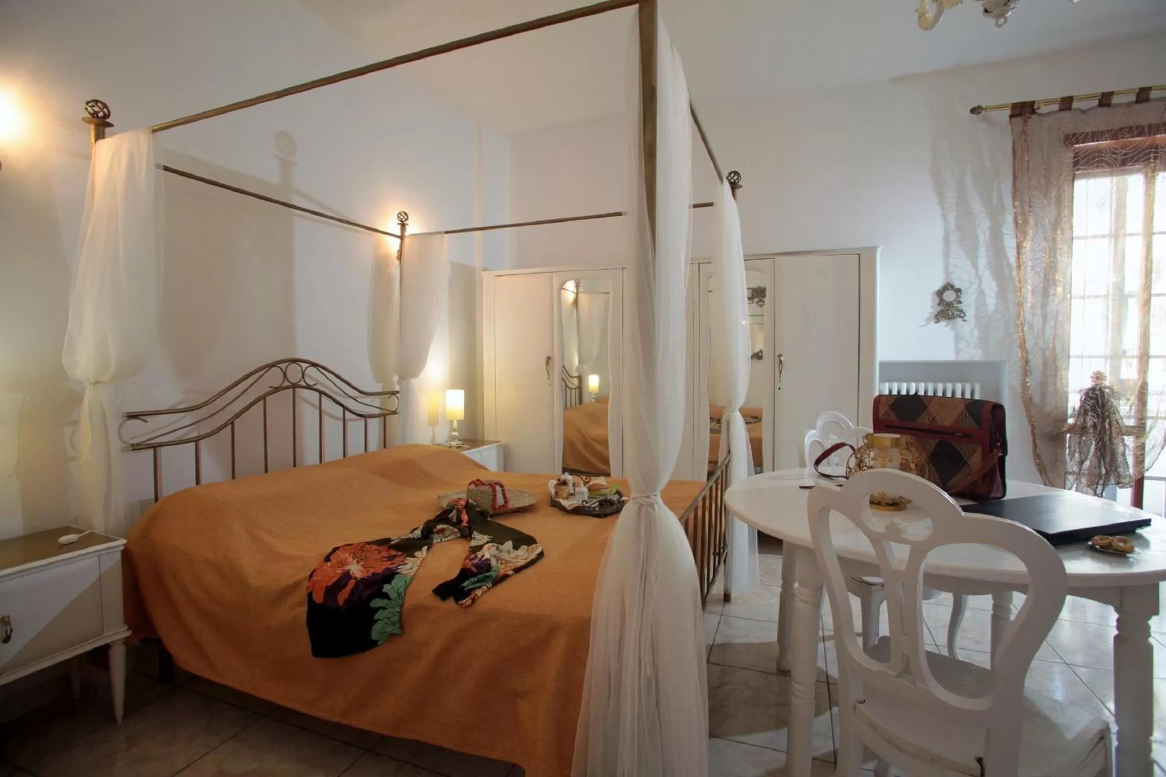 Other, Bed in ZO. NE. Baroque B&B