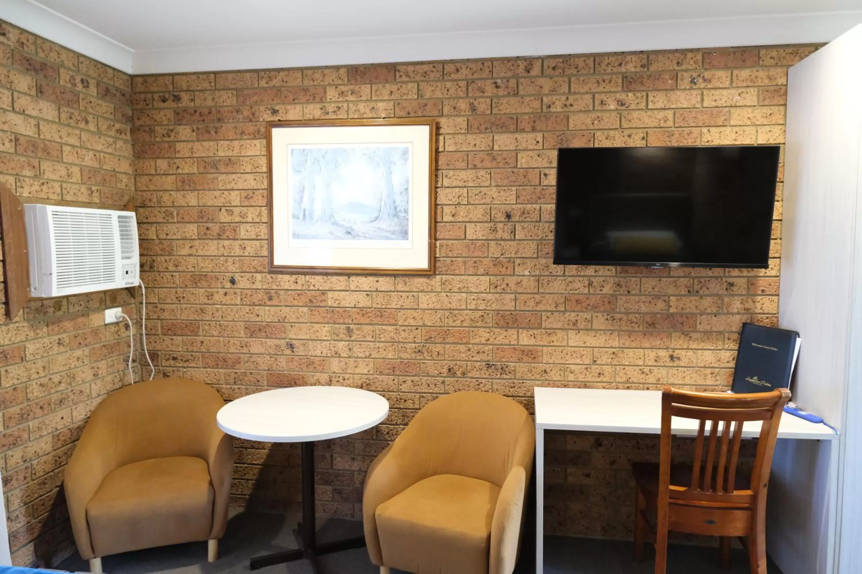 TV and multimedia in Sapphire Palms Motel