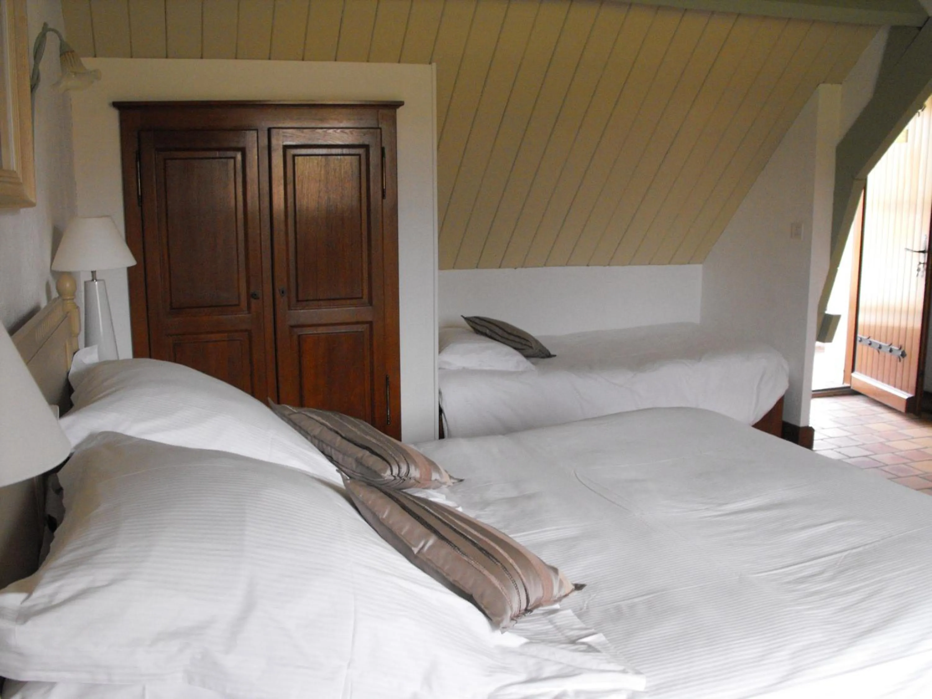 Bed in L'Orée des Chênes, The Originals Relais