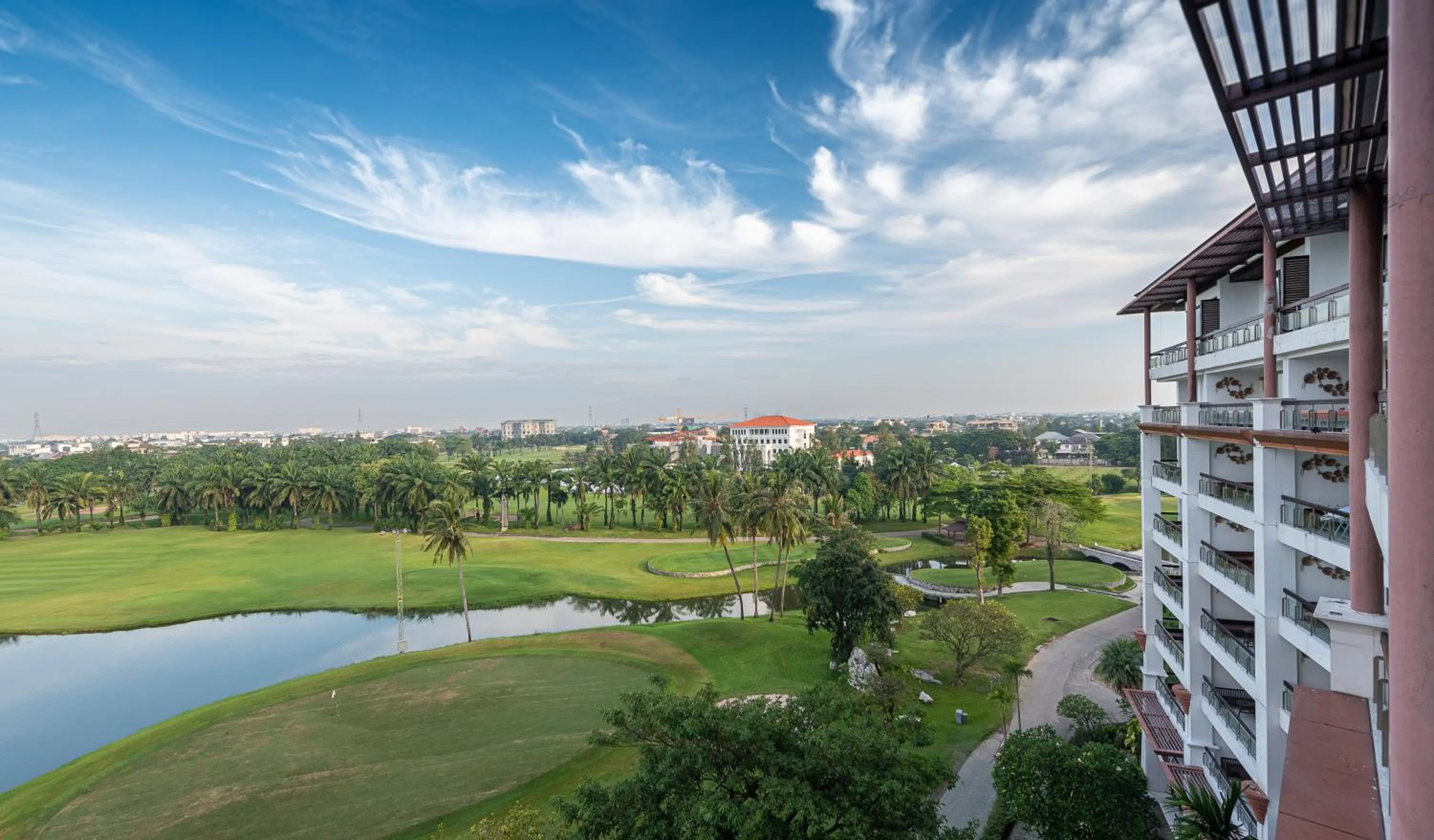 Property building in Summit Windmill Golf Suite Hotel at Suvarnabhumi